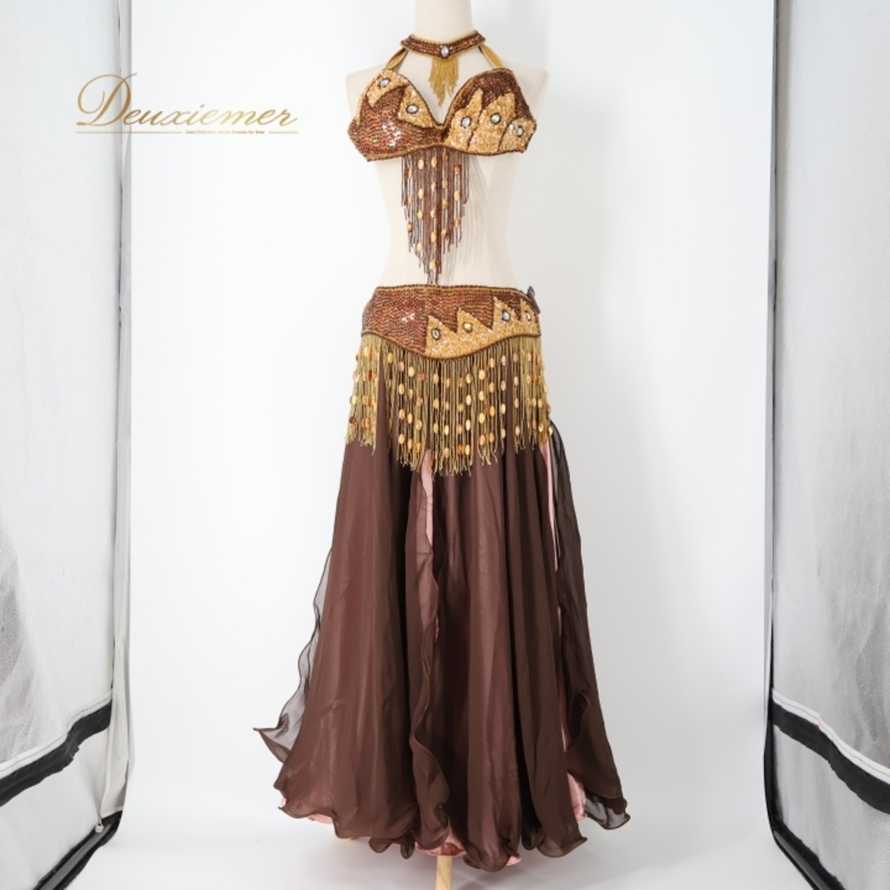 ベリーダンス オリエンタル 衣装 上下セット ブラウン系 トップス スカート チョーカー ベール アーム アーム飾り 茶 金 ラインストーン ビーズ フリンジ 透け感 豪華 装飾 華やか セット ダンス衣装 ステージ イベント ピンク系 ゴールド系