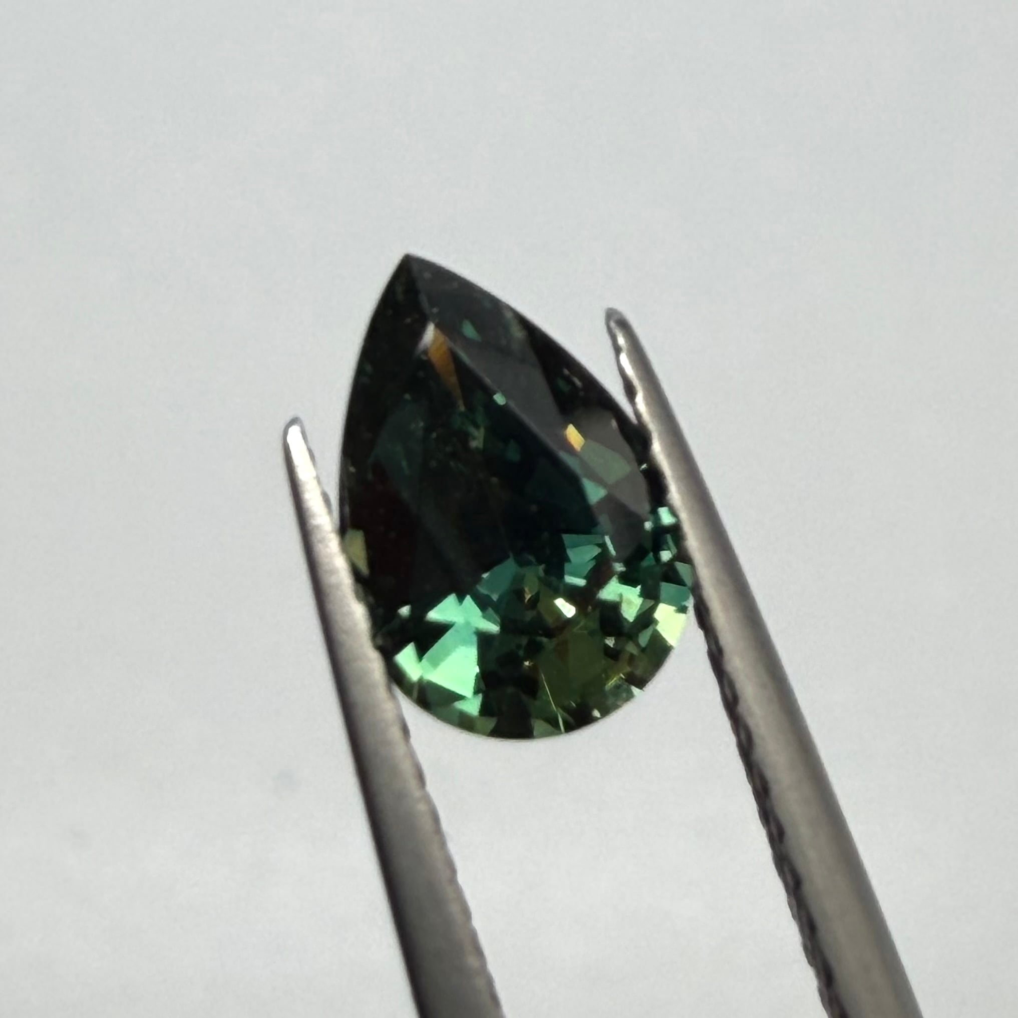 様々な色が見えるティールサファイア