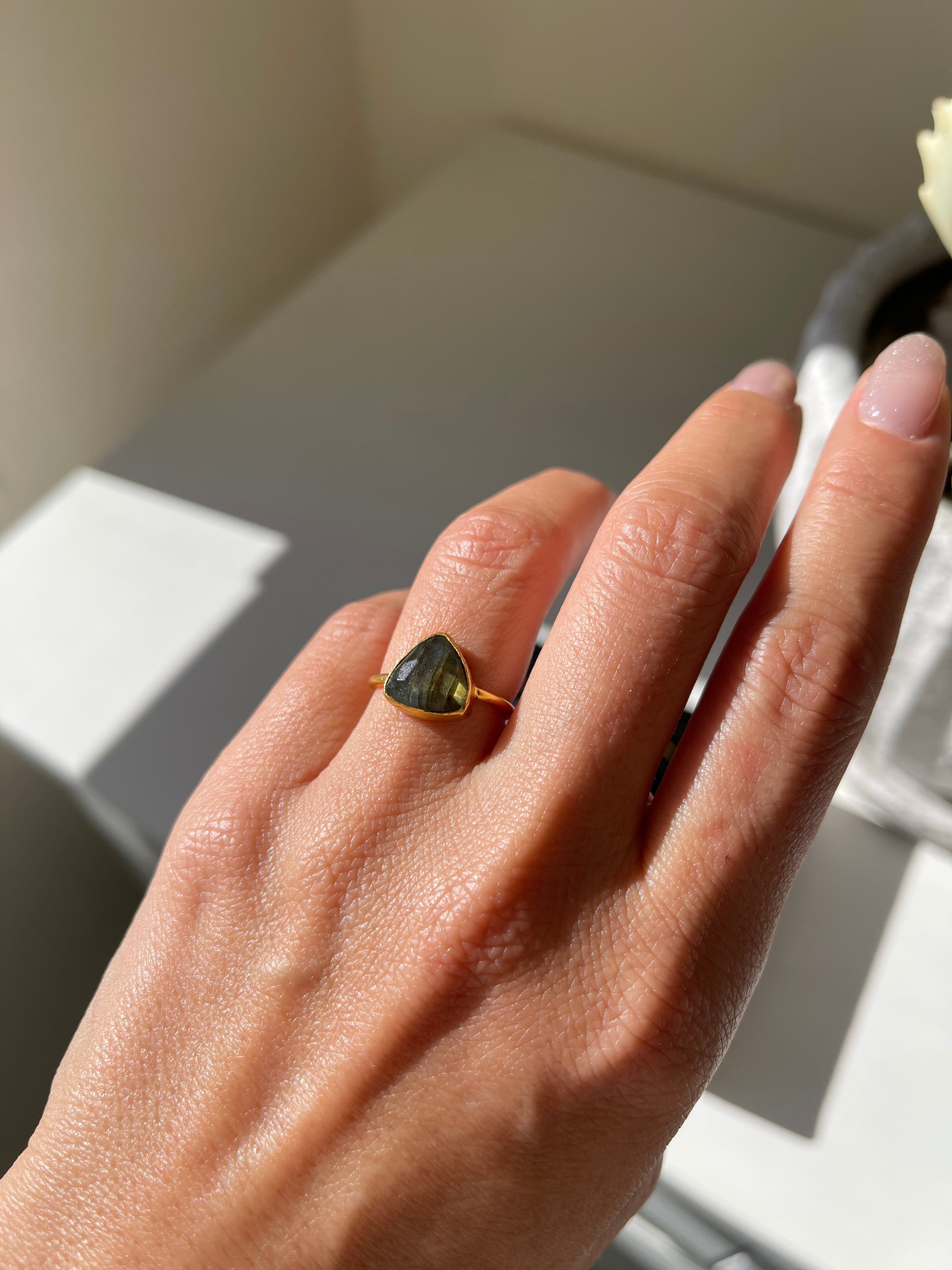 Labradorite medium triangle ring B/ラブラドライトミディアムトライアングルリングB