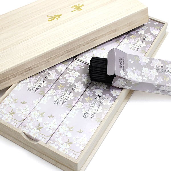 宇野千代のお線香 新・淡墨の桜 桐箱サック6入 | 香舗伽羅ONLINE 宇野千代のお線香 新・淡墨の桜 桐箱サック6入 | 香舗伽羅ONLINE