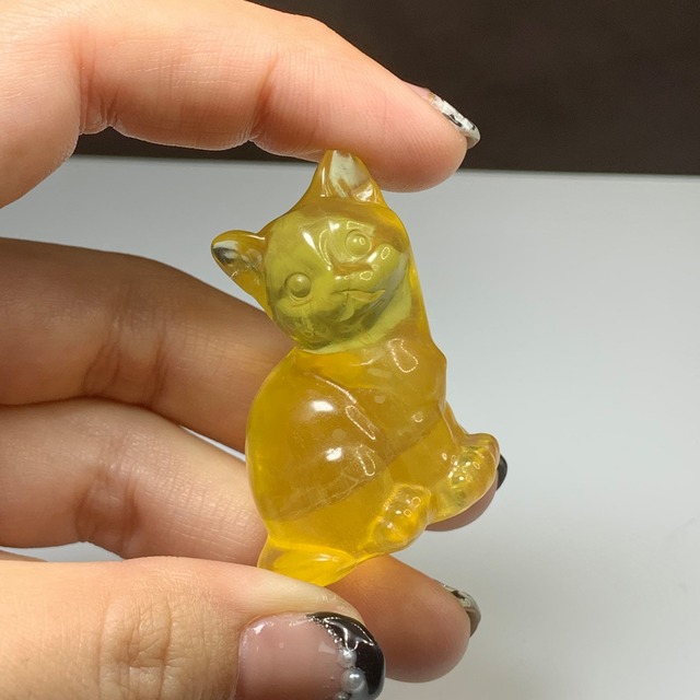 9.ちょこんと座っている可愛いフローライトねこ