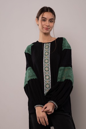 ウクライナ刺繍ヴィシヴァンカ　手刺繍　麻　レディース・フリーサイズ