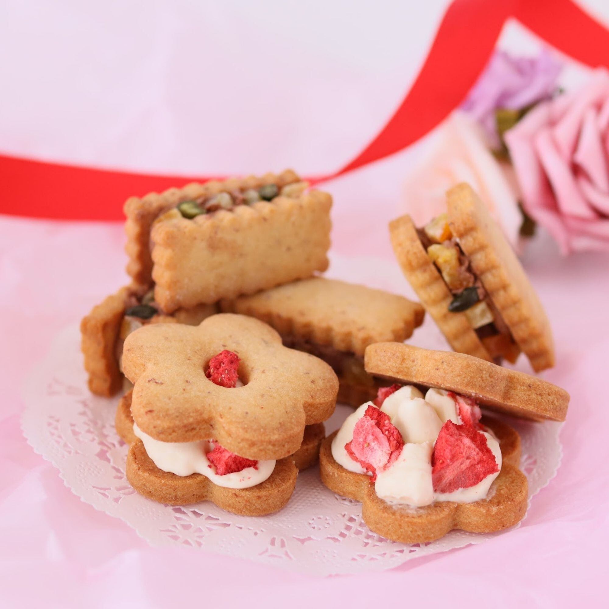 花咲くフルリール バターサンドクッキー缶 いちご・サヤキレーズン
