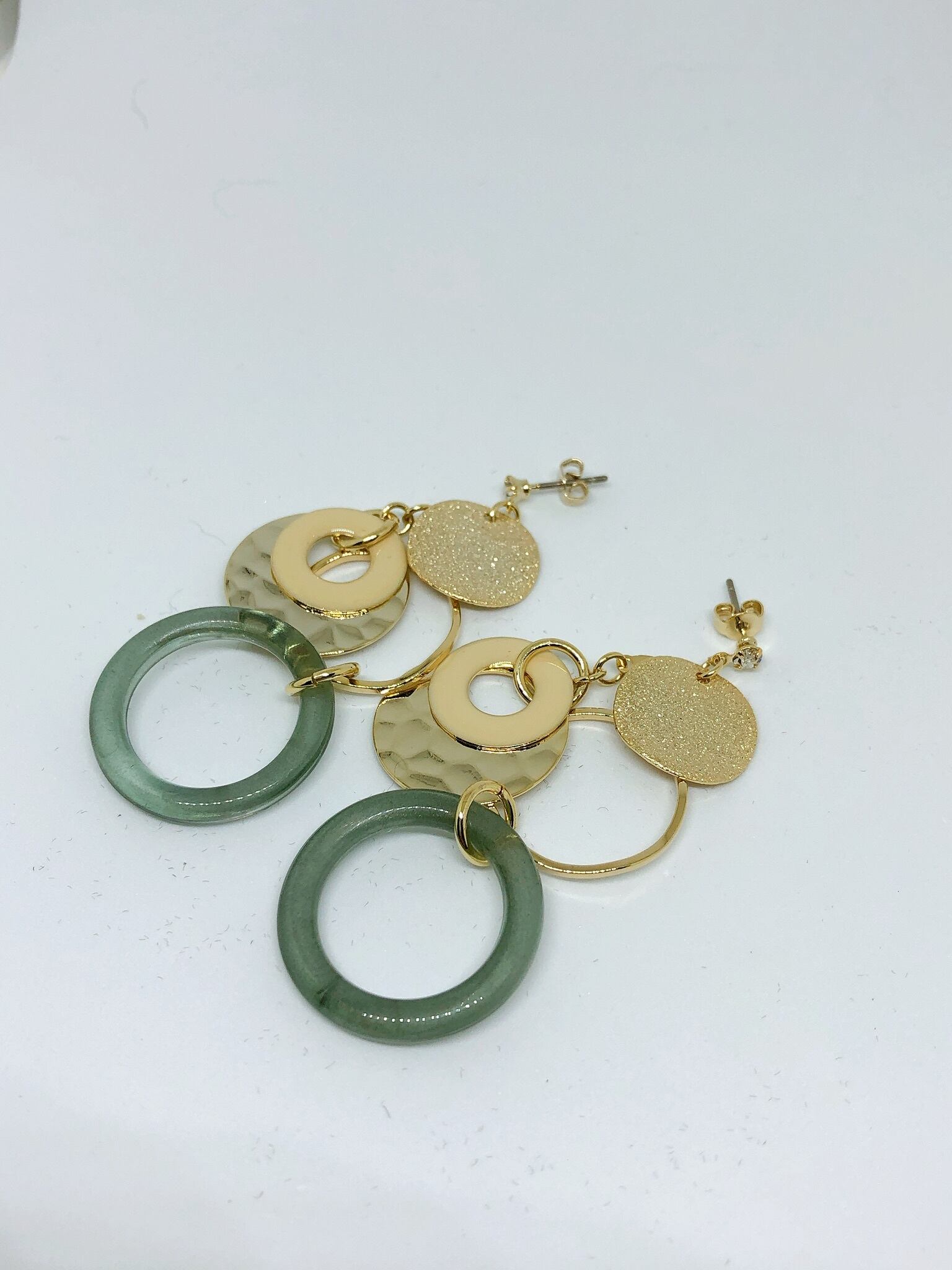 秋色アクリルリングとゴールドパーツのぶら下がりピアス | Pay ID