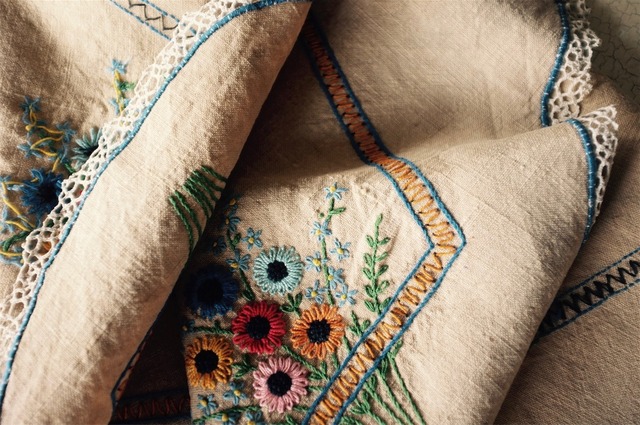 フランスアンティーク 110c 濃密な花束とホームスパンリネン刺繍クロス