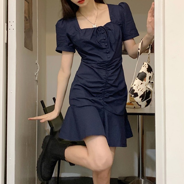 ワンピース レディース 送料無料 フレアワンピース ショート丈 スクエアネック ミニワンピース フリル フェミニン ギャザー シャーリング おしゃれ スタイル 小顔見せ 着痩せ 体形カバー インスタ トレンド かわいい 女子会 カジュアルドレス キュート ガーリー デート ロマンチック ガーリッシュ ネイビー エレガント ハイウエスト お出かけ 旅行 カジュアルドレス レトロ リゾート チューリップライン ティアード リボン ボタン 紺色 ミニスカート フィット S M L モテコーデ デコルテ 半袖