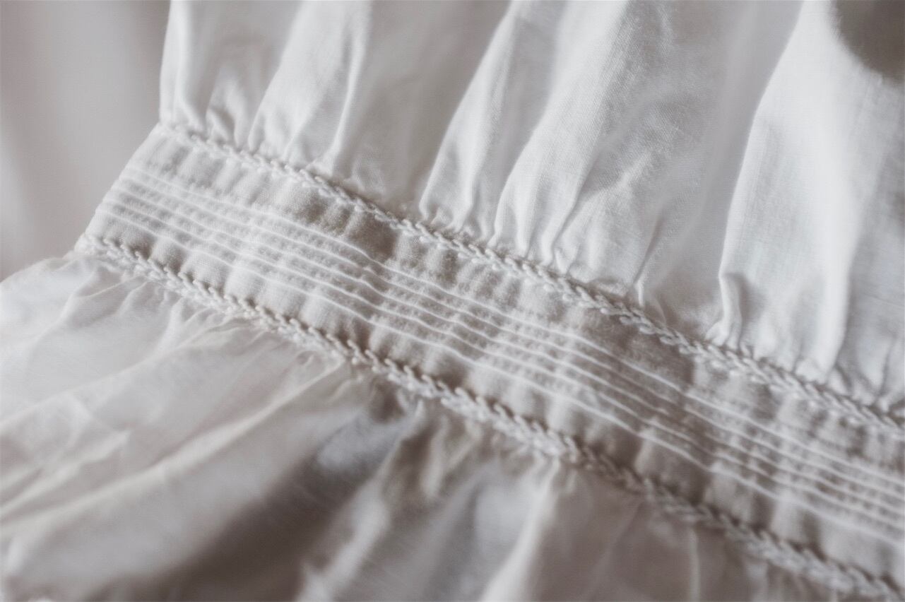 フランスアンティーク 1900s クリサンセマムの密集と白刺繍のある