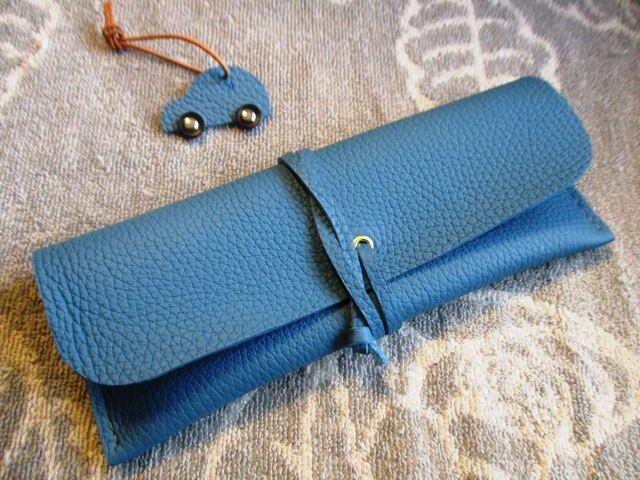 【新作】あくまでもシンプルな手縫いのロールペンケース トリヨン製