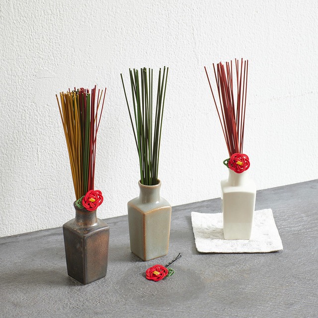 花瓶に飾る、い草のお飾り／美濃焼花瓶（3色）