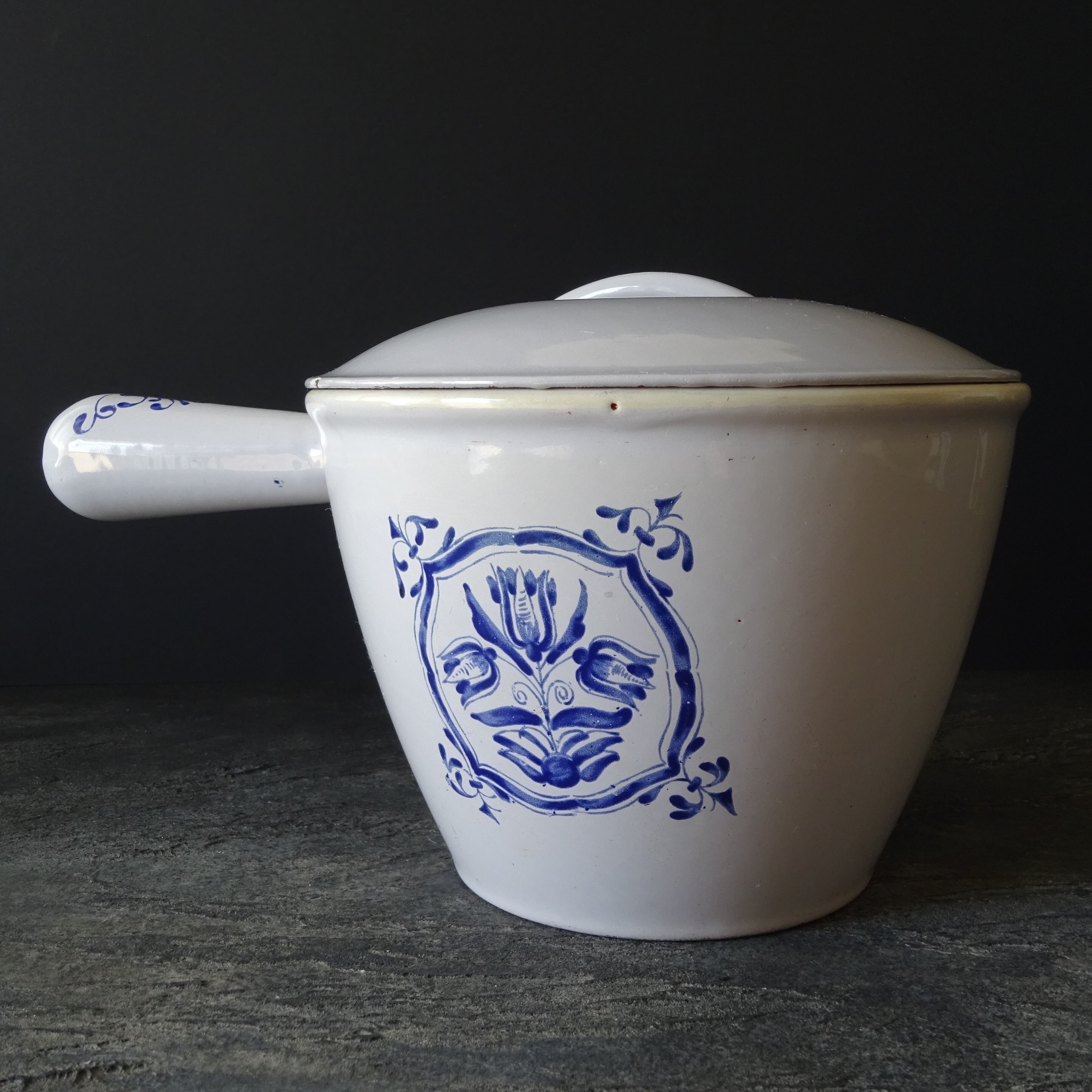 Le creuset ＊ ancien poêlon à fondue en fonte émaillée décor Tulipe bleue