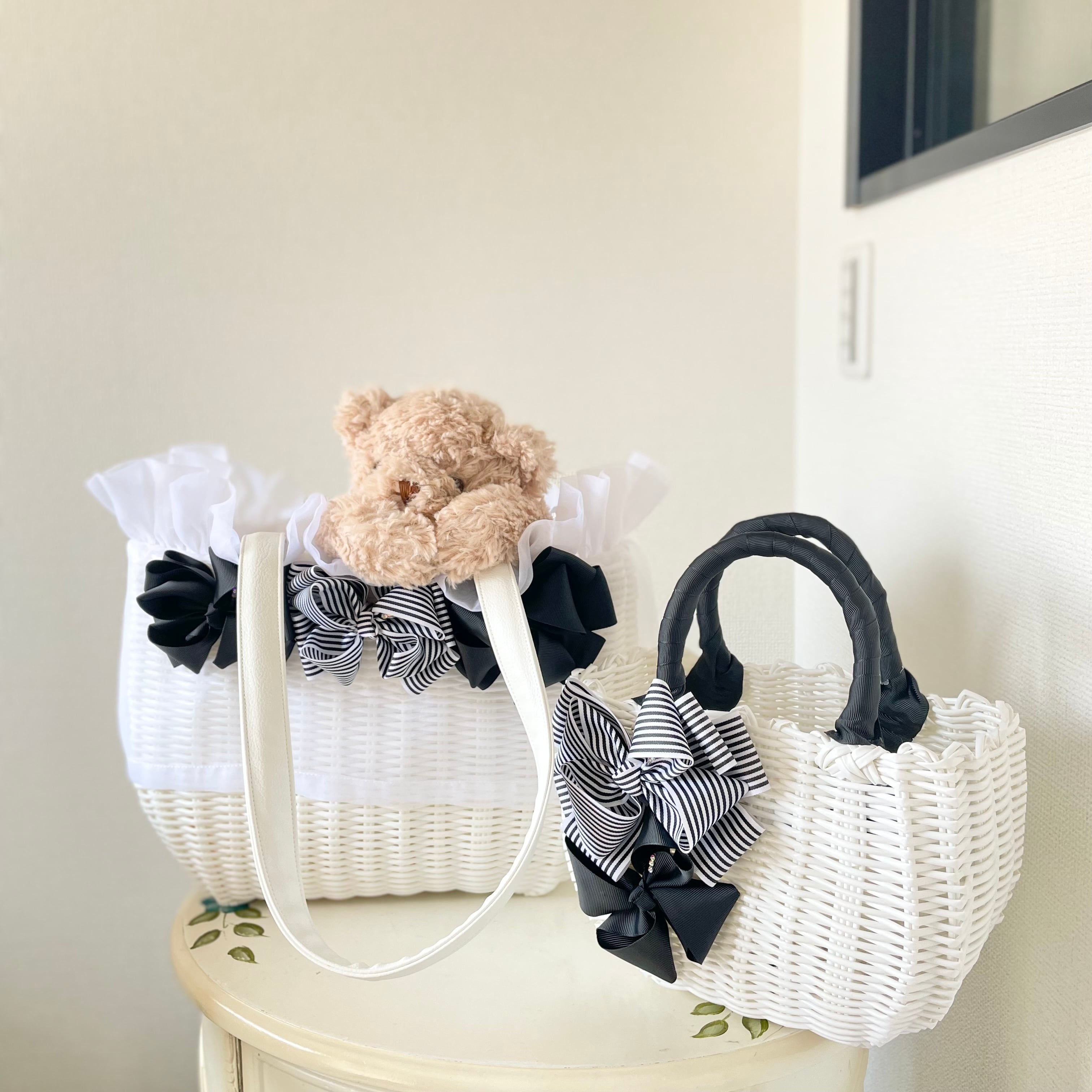 ホワイト 2キロまでサイズ&レディースカゴバッグ カゴキャリー ショルダータイプ ベーシックモデル リボン3個付き グログランリボン黒2個+白×黒ストライプ1個