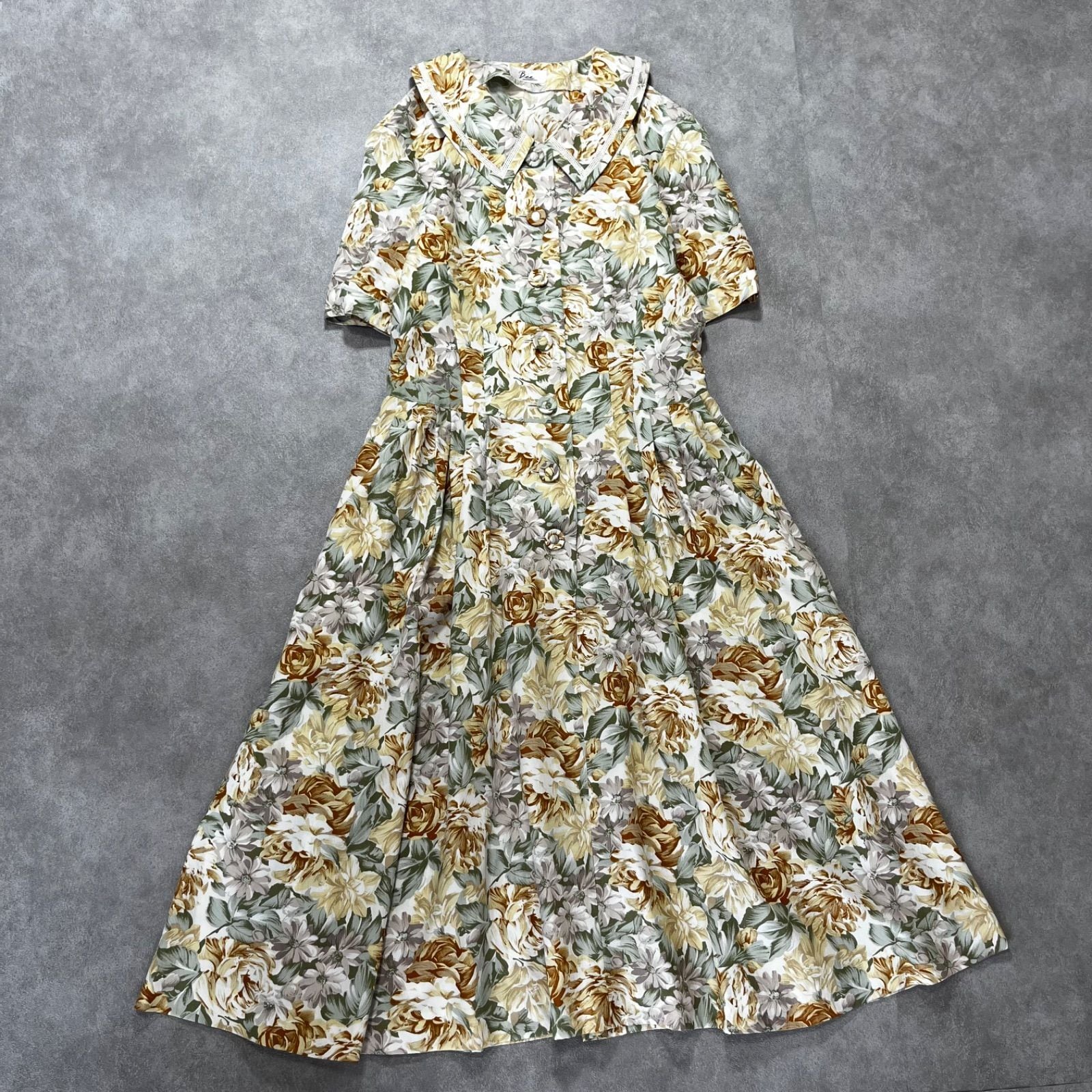 パリで購入❤︎昭和レトロ　花柄　フラワー柄ワンピース 昭和レトロ 花柄 半袖ロングワンピース 総柄 刺繍入り襟 ホワイト M