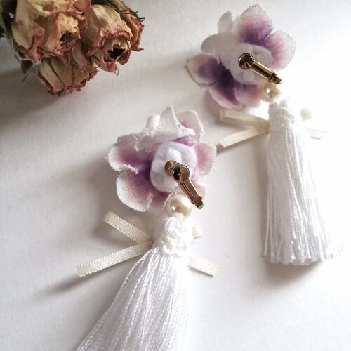 バイオレットの布花とタッセルのイヤリング