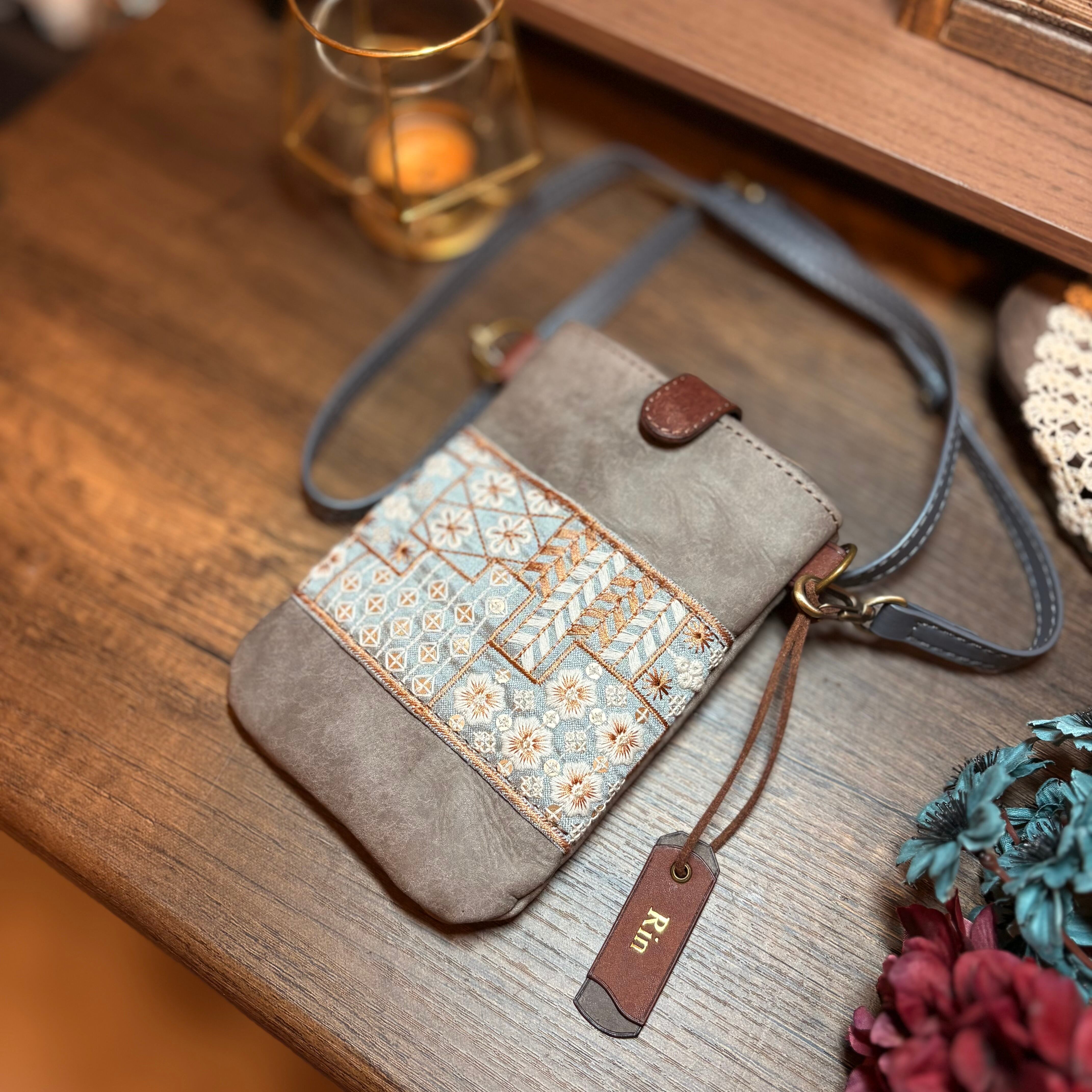 【名入れ刻印タグ付き】インド刺繍リボンとレザーのスマホショルダーポーチ 刻印名入れタグ付き】インド刺繍リボンとレザーで作ったスマホ