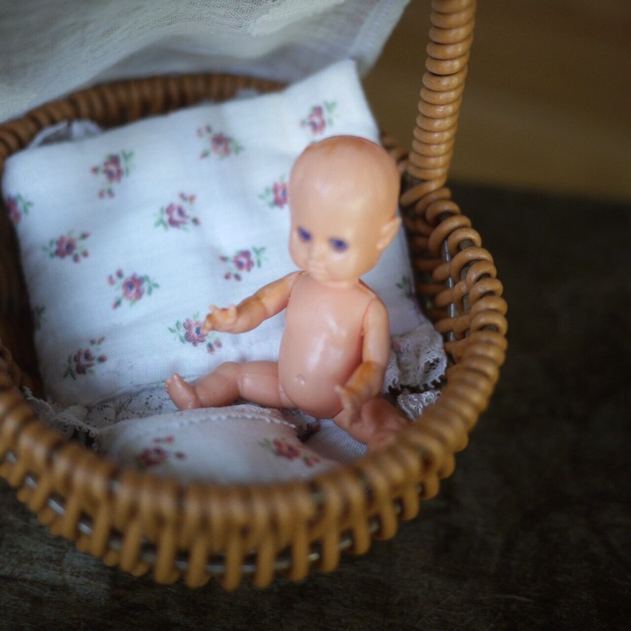 ベビーバスケット 青い目の赤ん坊 イタリア