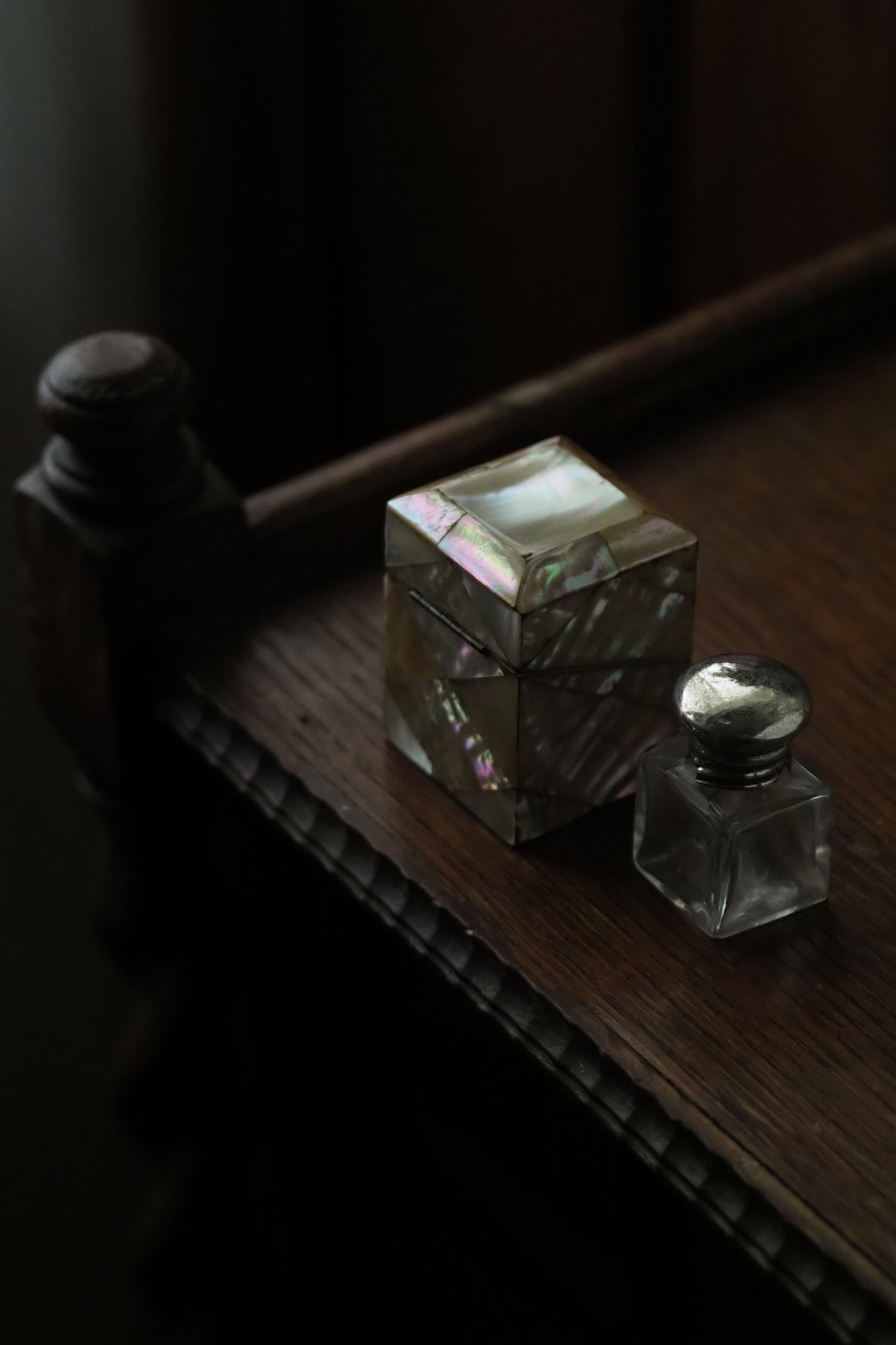 香水瓶が入ったマザーオブパールの小箱-antique shell box in perfume