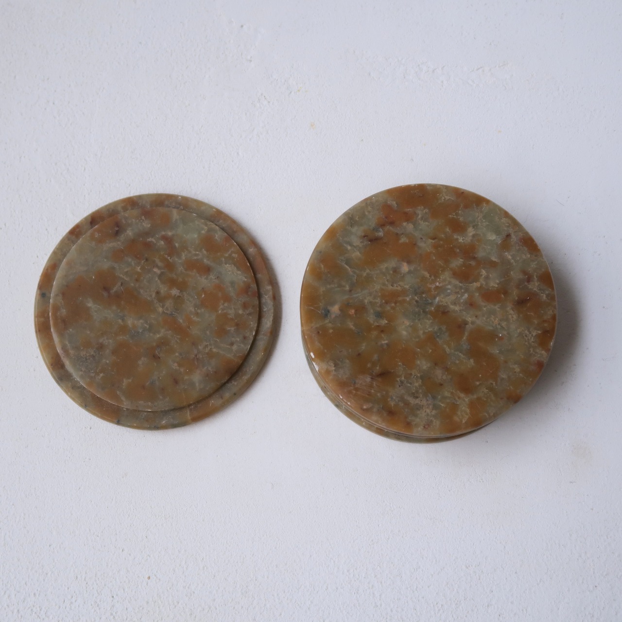 ピンクの丸いお花のケース