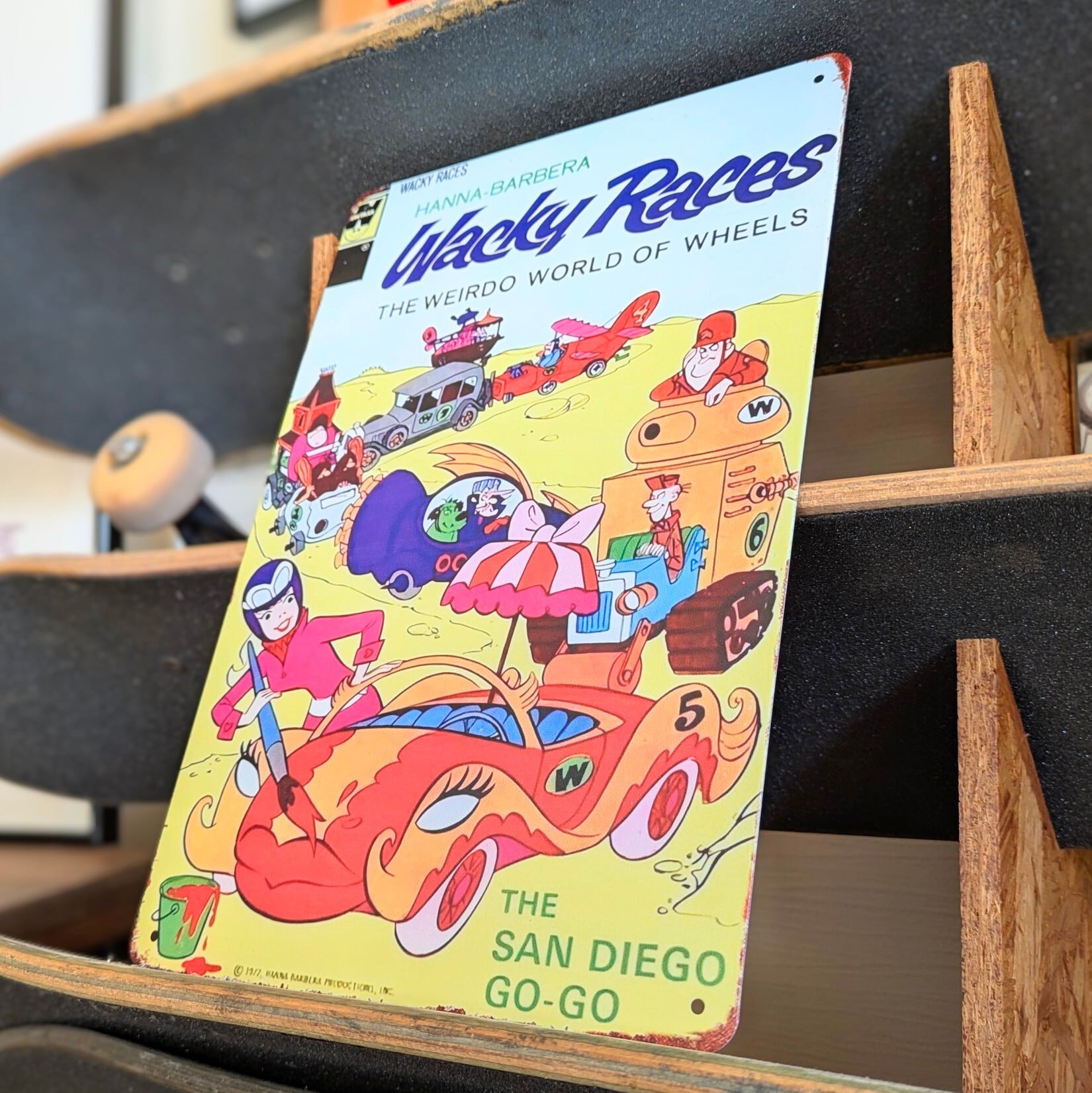 送料無料!ちょうどいいブリキ看板 ビンテージ加工【 Wacky Races( チキチキマシン猛レース ) / ケンケン / ハンナ・バーベラ 】 METAL SIGN / メタルサイン / ブリキ看板 / サインボード / ビンテージ加工 〚アメリカン雑貨 アメトイ〛