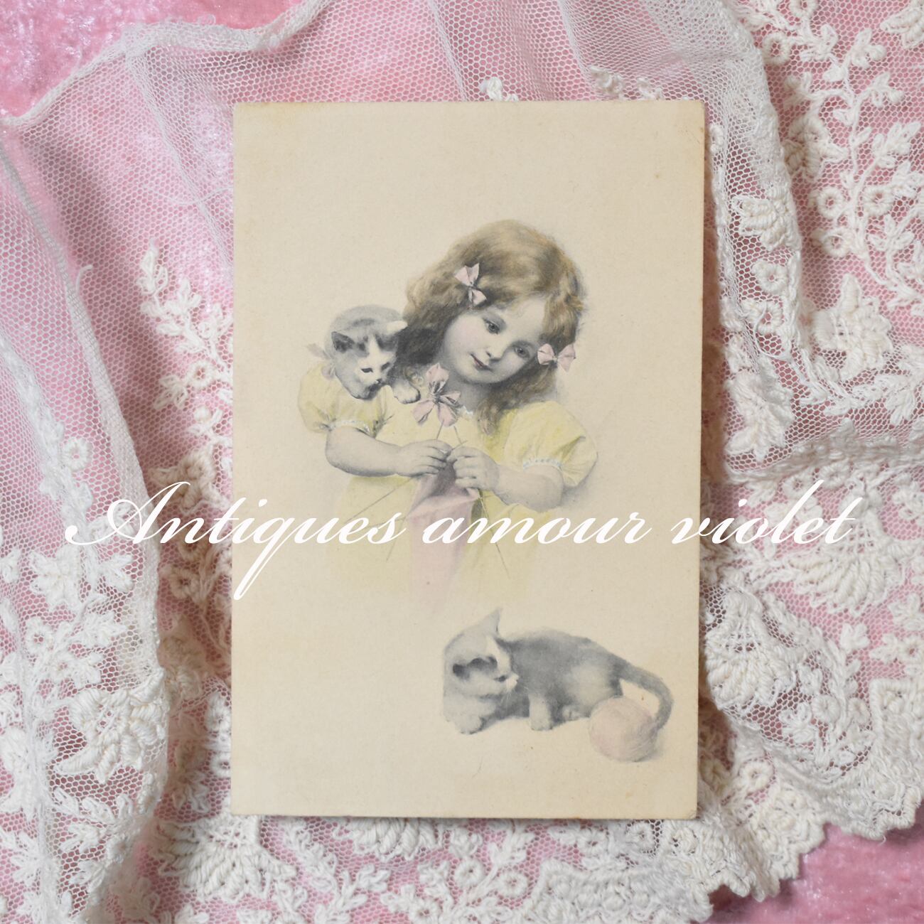 Antique postcard イースターのウサギとお揃いワンピースの可愛い少女