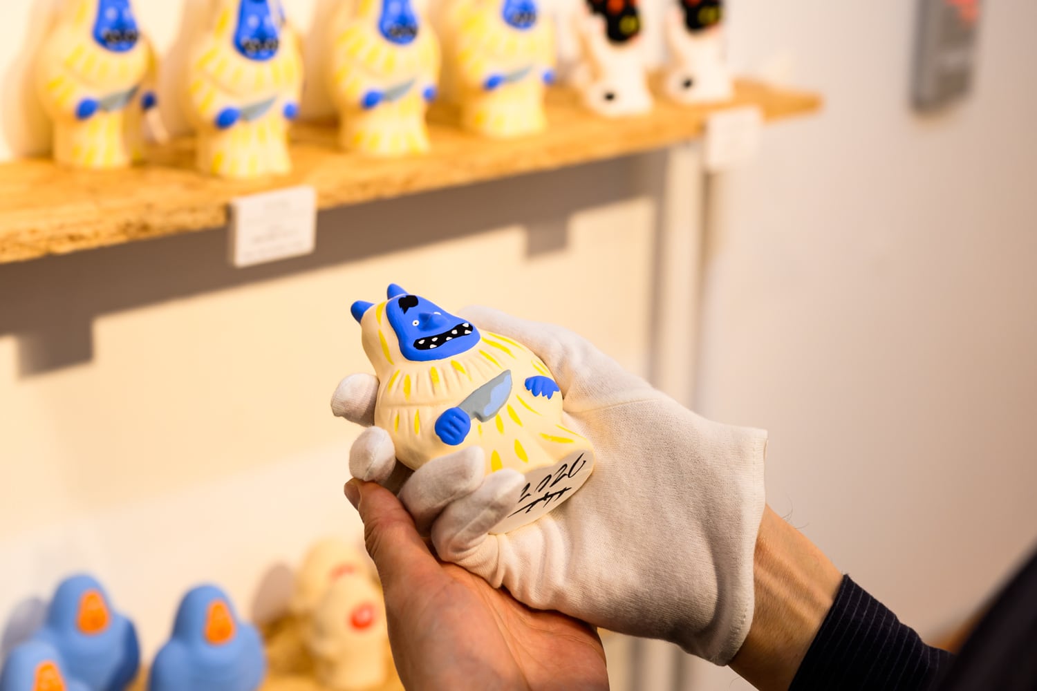 真坂人形 作品D 不貞腐れた招き猫/墨被り | TOKYO PiXEL. shop & gallery