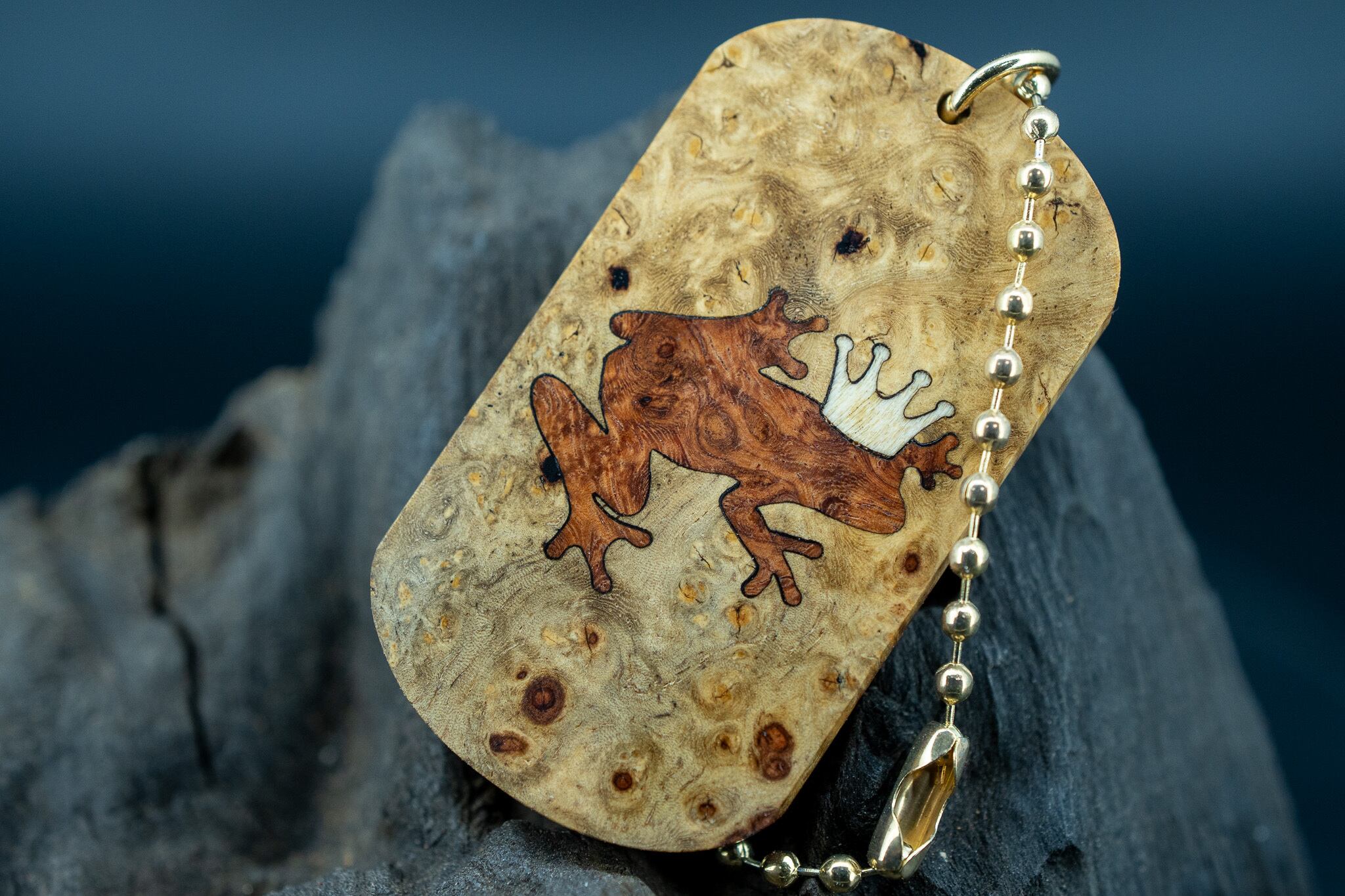 【朱色の銘木】本花梨瘤 紅白 ドッグタグ 象嵌 カエルの王様