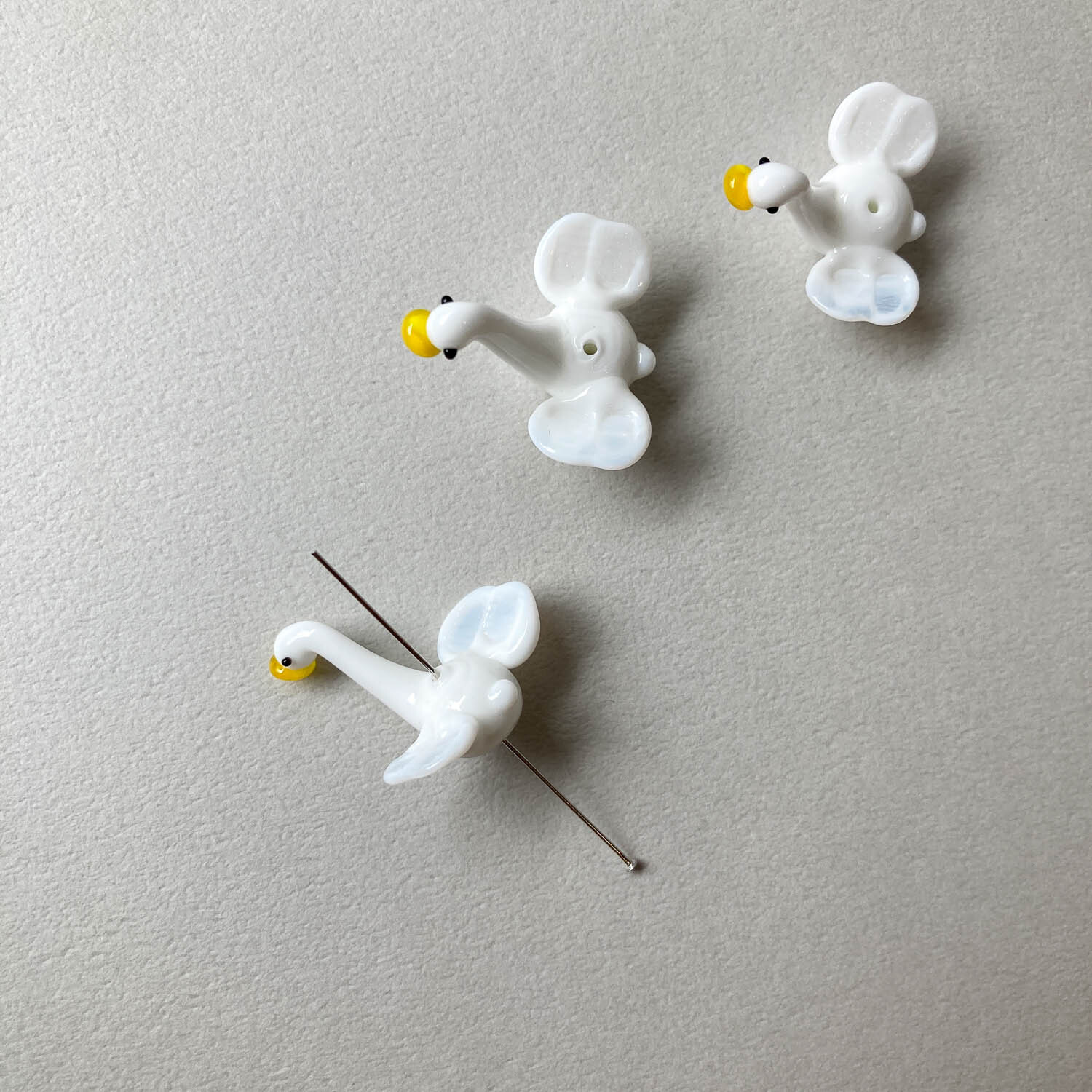 羽ばたくアヒルのガラスビーズ | Dua-アクセサリーパーツショップ