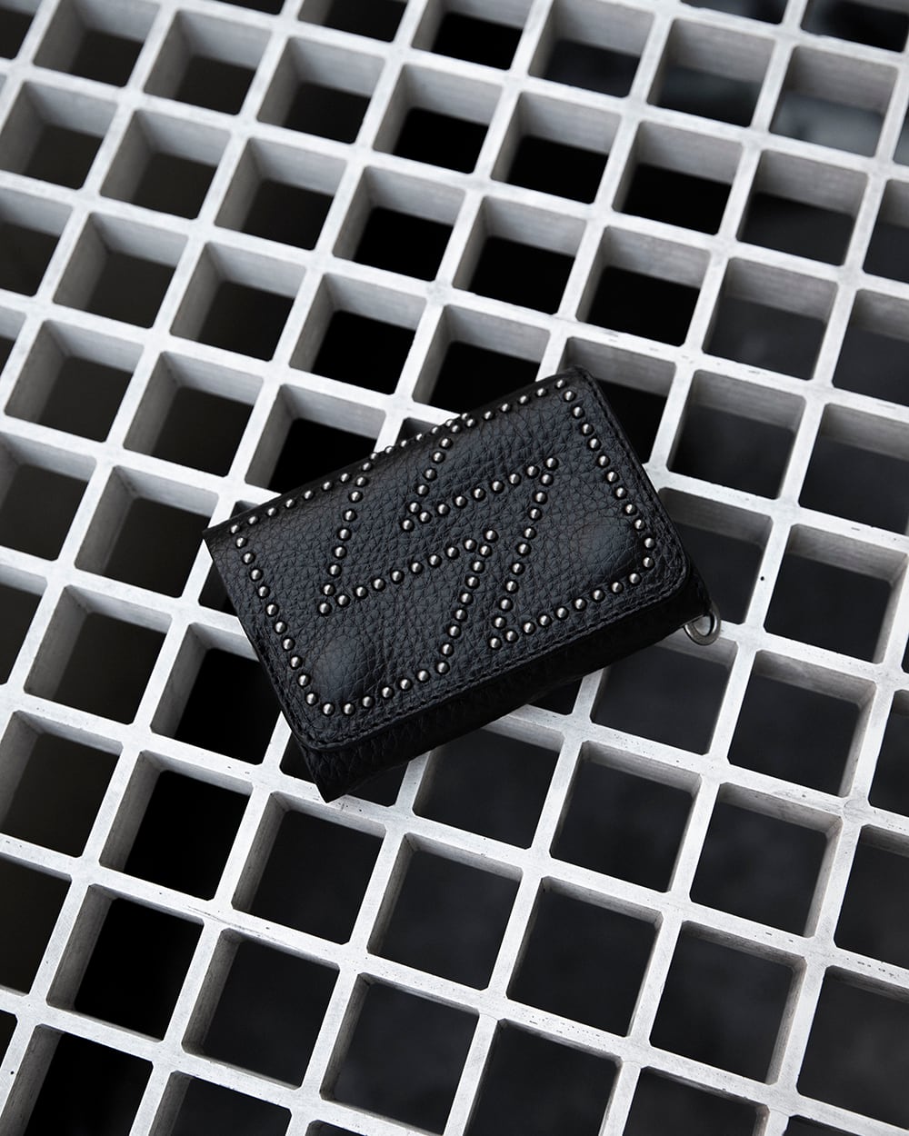LIGHTNING LEATHER FLAP HALF WALLET <EXCLUSIVE>