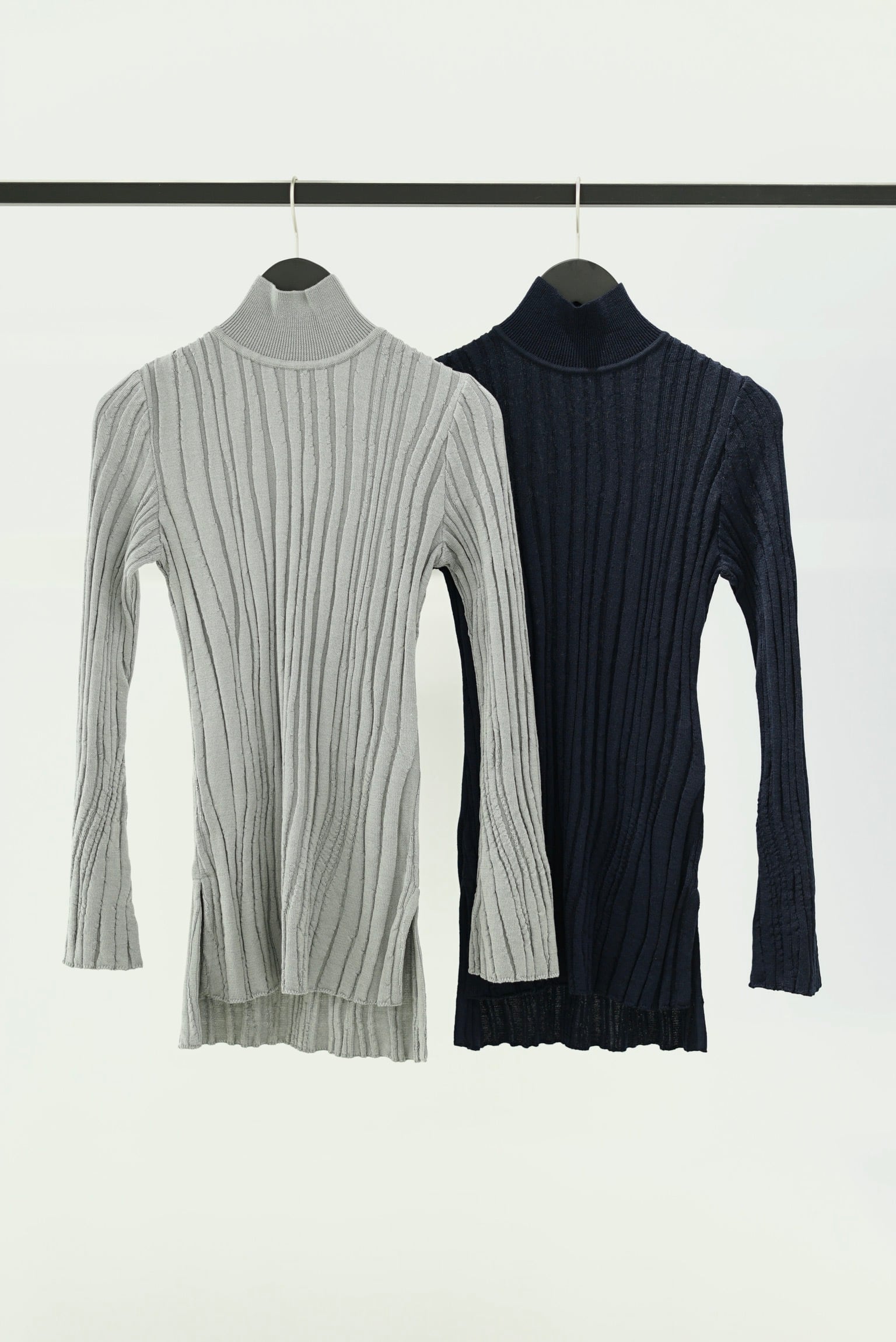 Mame Kurogouchi / Winding Ribbed High Neck Knitted Top (GREY/NAVY ...