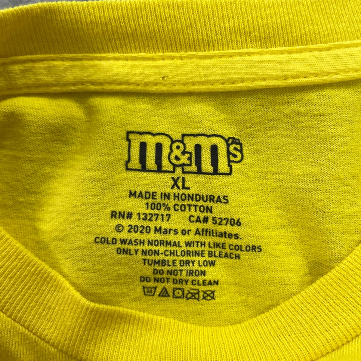 エムアンドエムズ キャラクターＴシャツ サイズ表記 M イエロー m&amp;m's マース YELLOW チョコレート DELTA デルタ 半袖 character プリント キャラT 古着【中古】WV2504-R0249 2000年代 2000s お菓子 大判プリント エムアンドエムズ 企業 メーカー