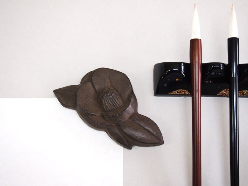 【美品】椿文鎮 鋳物文鎮「椿一輪」 | Ayami Nakamura official website 