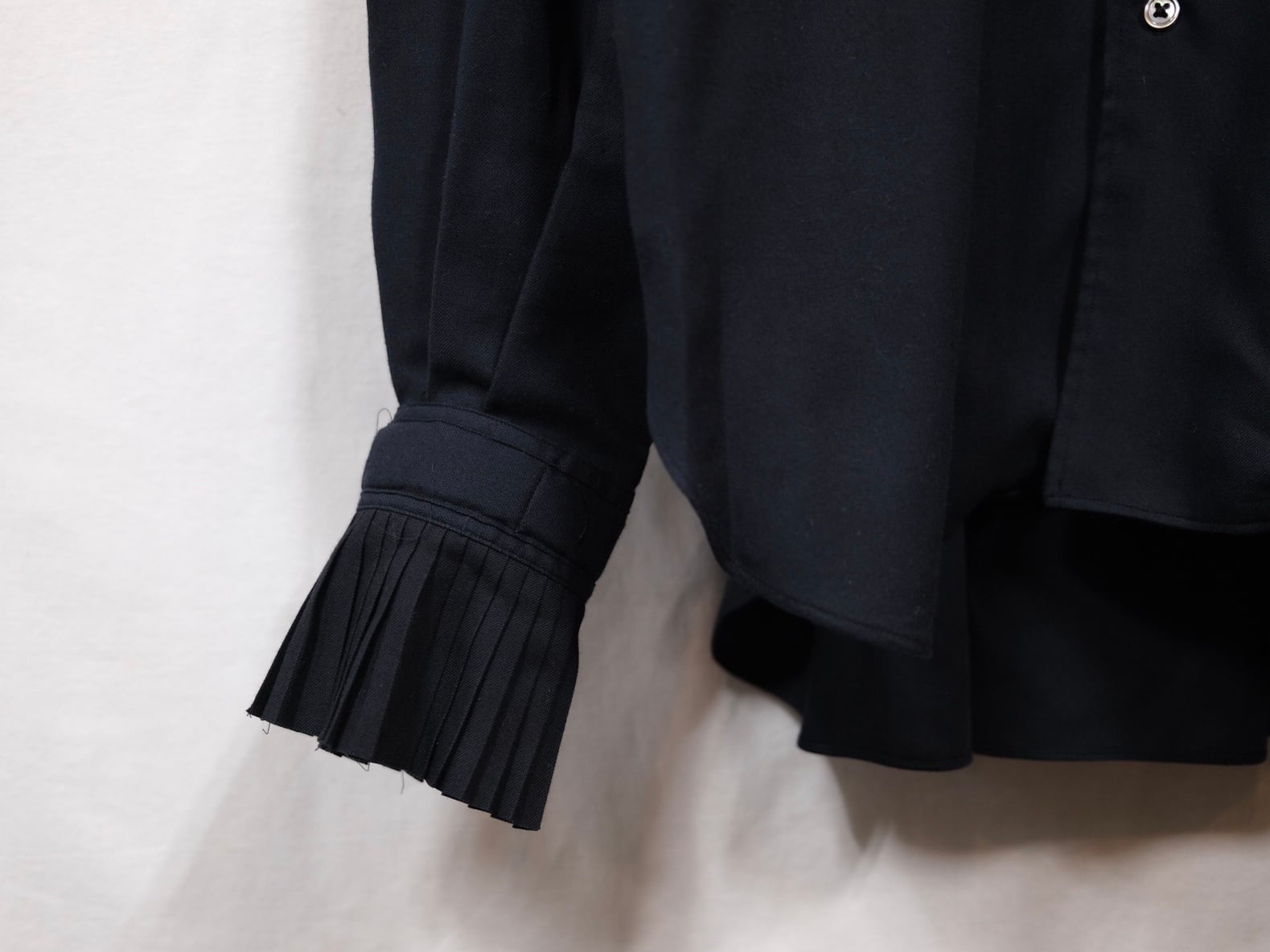 JUN MIKAMI “プリーツカラーウール混シャツ” Black | Lapel JUN MIKAMI “プリーツカラーウール混シャツ” Black | Lapel