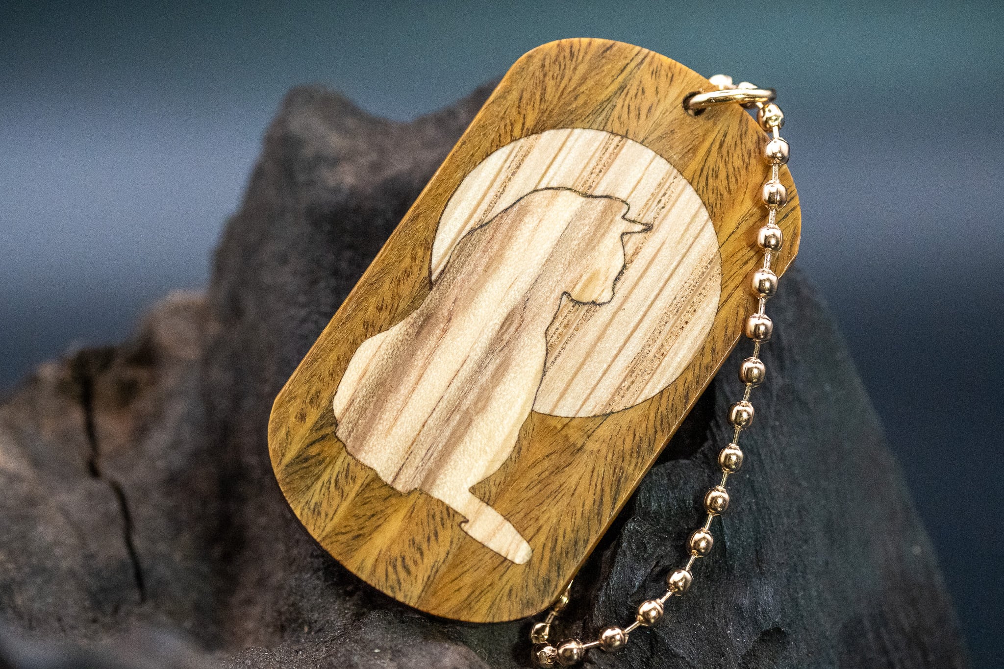 【翡翠の木】パロサント ドッグタグ 象嵌 横を向く上品な猫