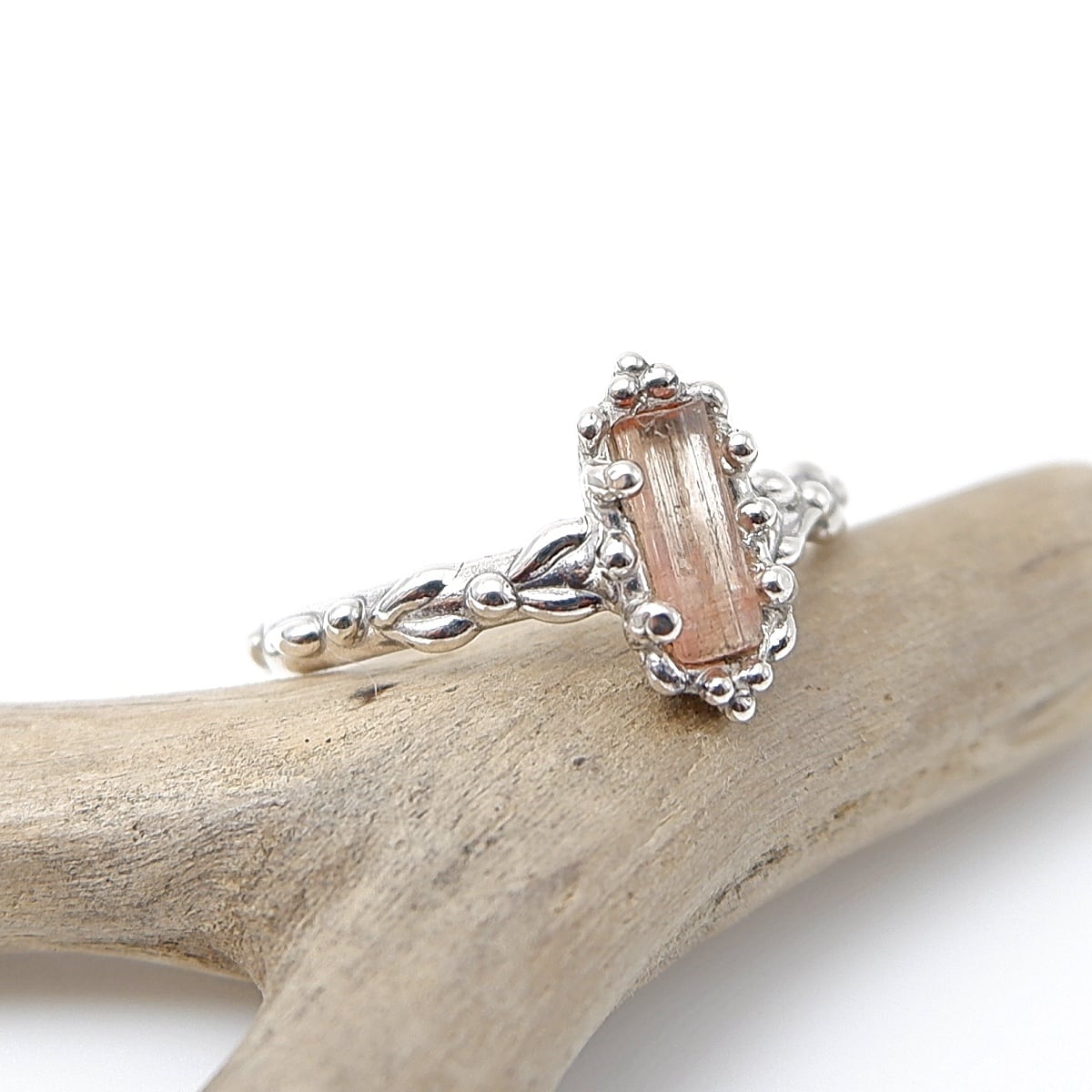 結晶を飾る～ピンクトルマリン原石の粒飾りリング 16号 天然石