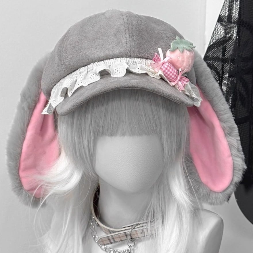 サブカル系ファッション｜うさ耳と苺モチーフが揺れる ファー付き