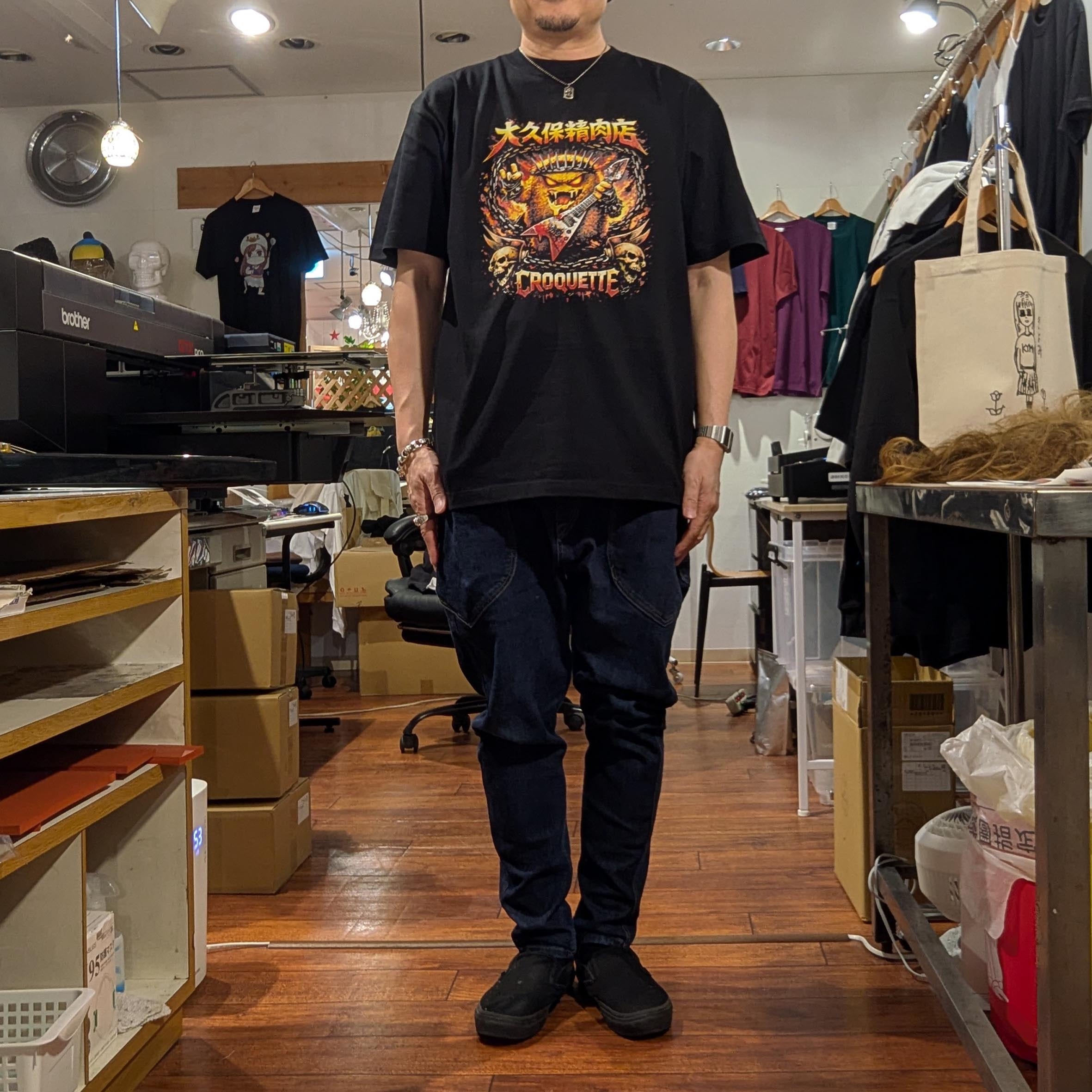 【大久保精肉店】メタコロ君Tシャツ【魂のコロッケ】