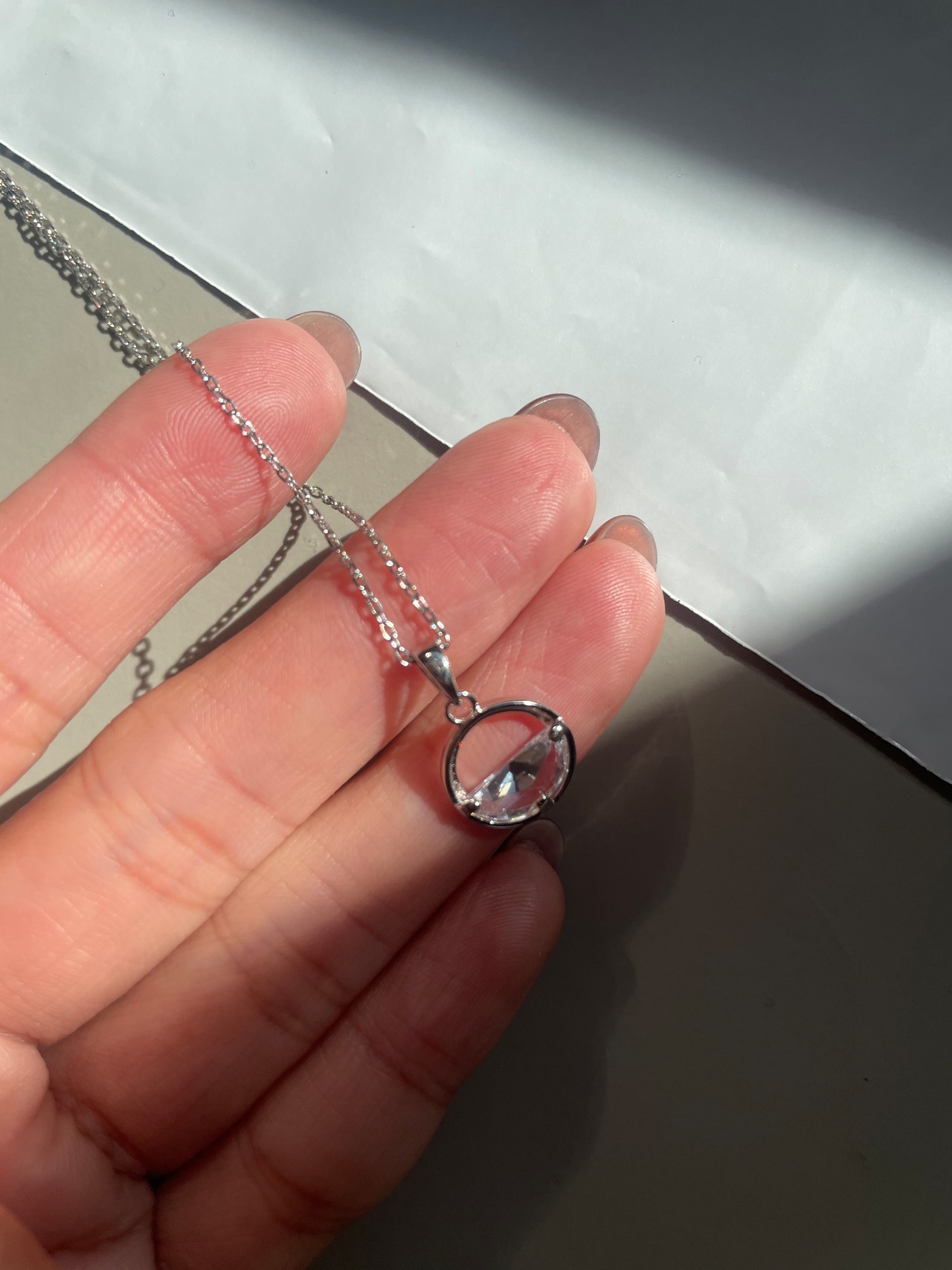シルバークリスタルラウンドネックレス