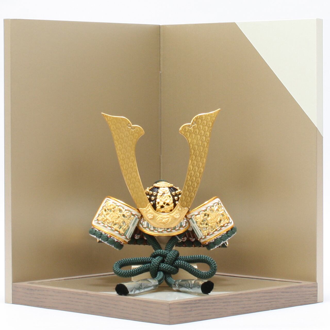 五月人形|コンパクト|おしゃれ|モダン|インテリア|プレミアム|こだわり|おすすめ|作家|伝統工芸士|京甲冑《商品名》50808-0121 武久兜 8号 アルミ箔しころ 濃緑縅 52200-0143 台屏風セット雲角シャンパンゴールド