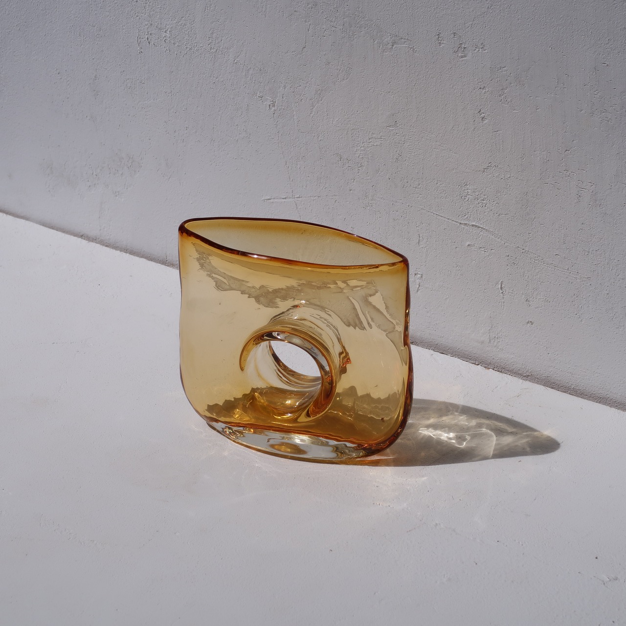 ◯と□の飴色花瓶