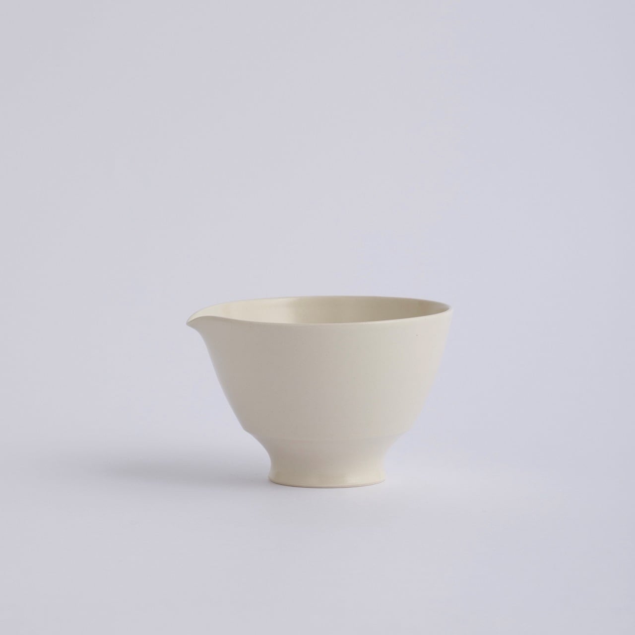 Une / Spout bowl / M