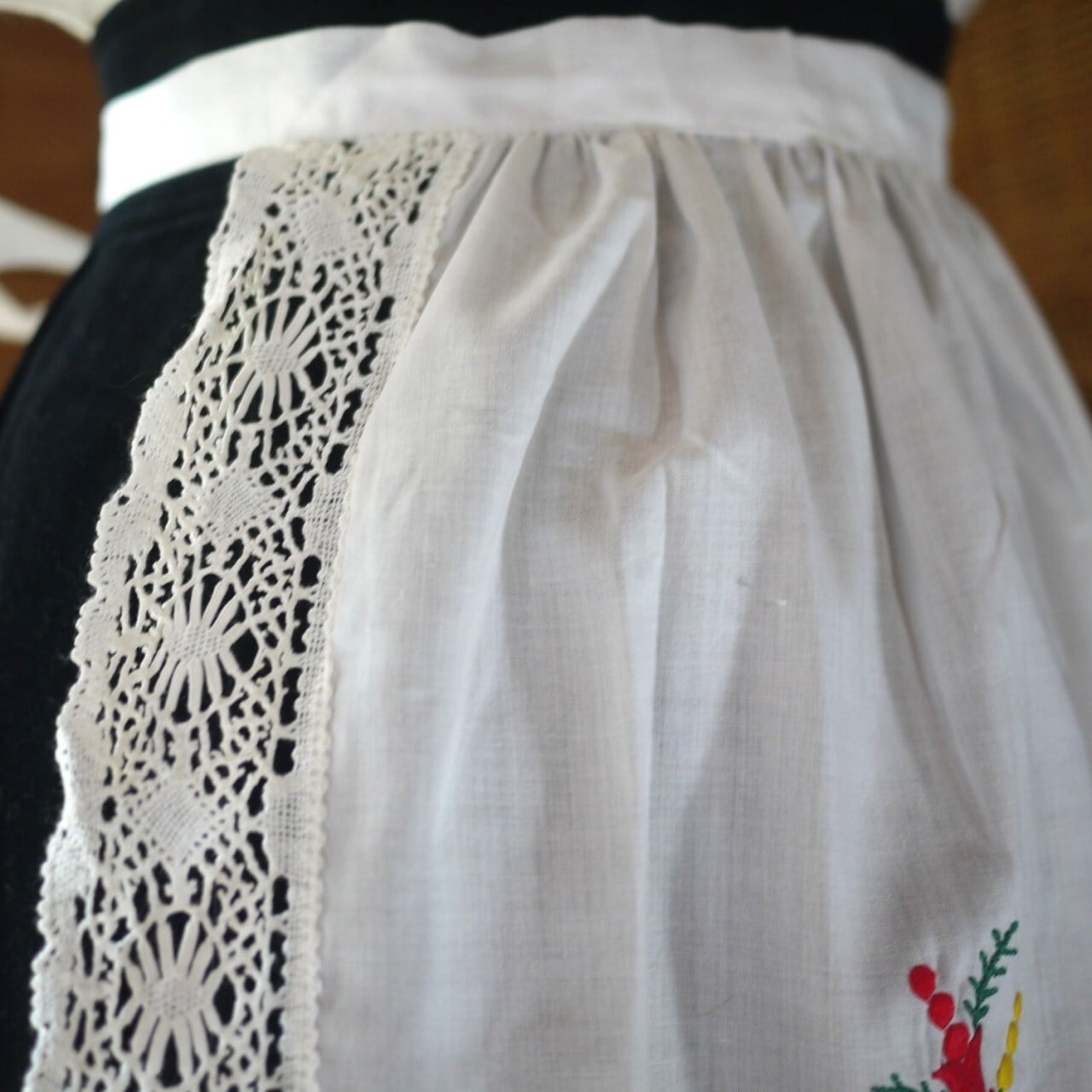 Kalocsa ハンガリー刺繍 レース カロチャ 花柄エプロン ヴィンテージ