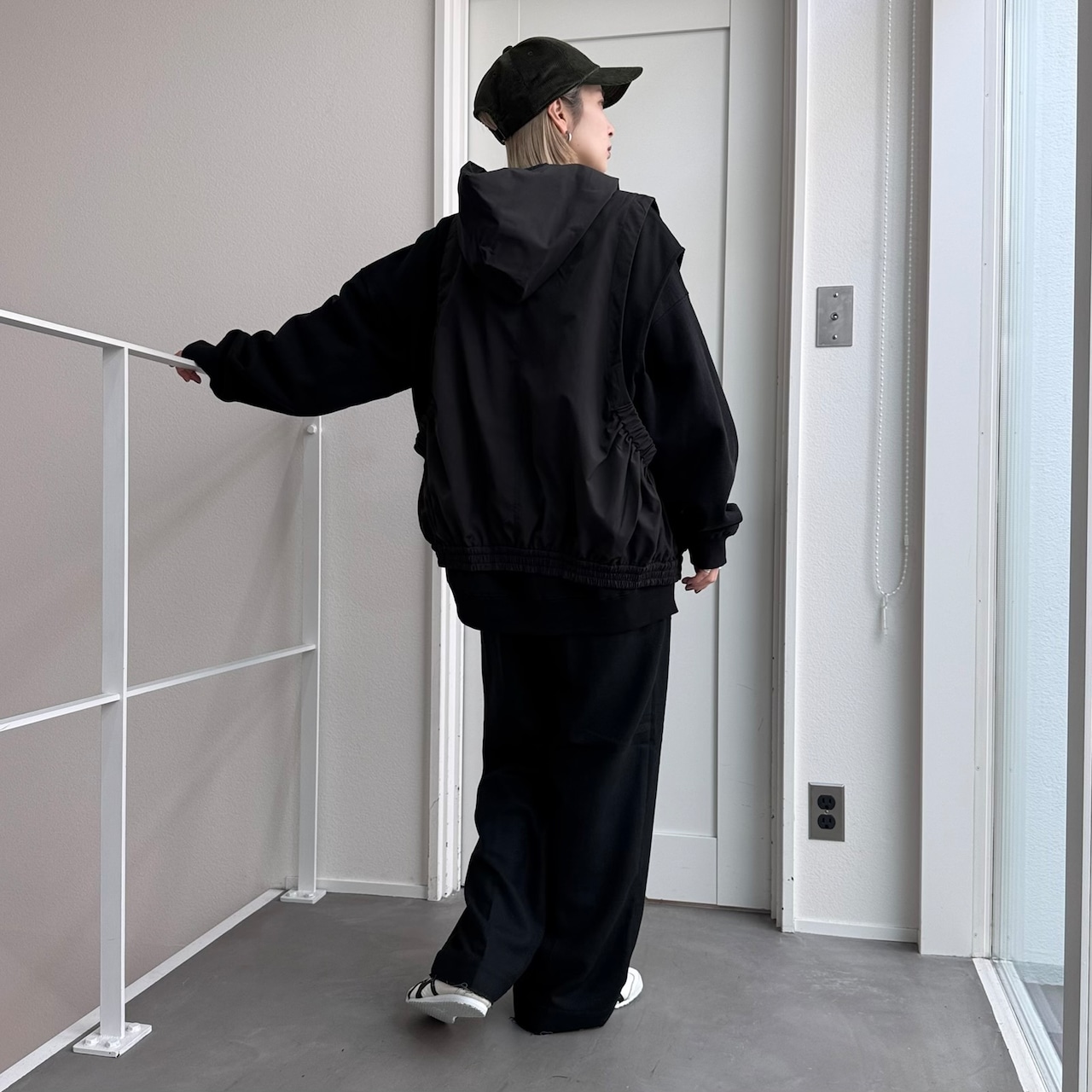 【受注予約:3月上旬入荷予定】異素材ドッキングフーディーvest/ブラック