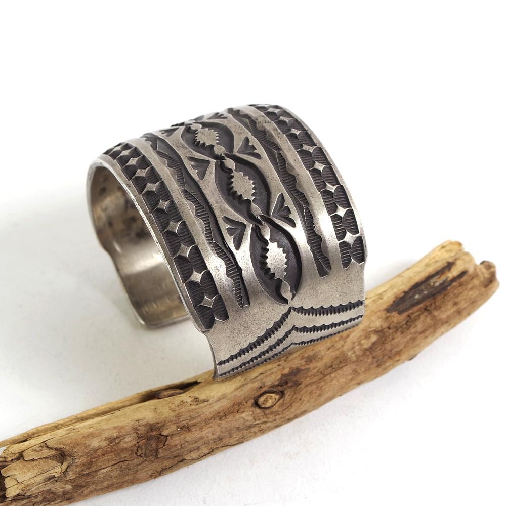 INDIAN JEWELRY インディアンジュエリー】Navajo Stampwork Widebangle