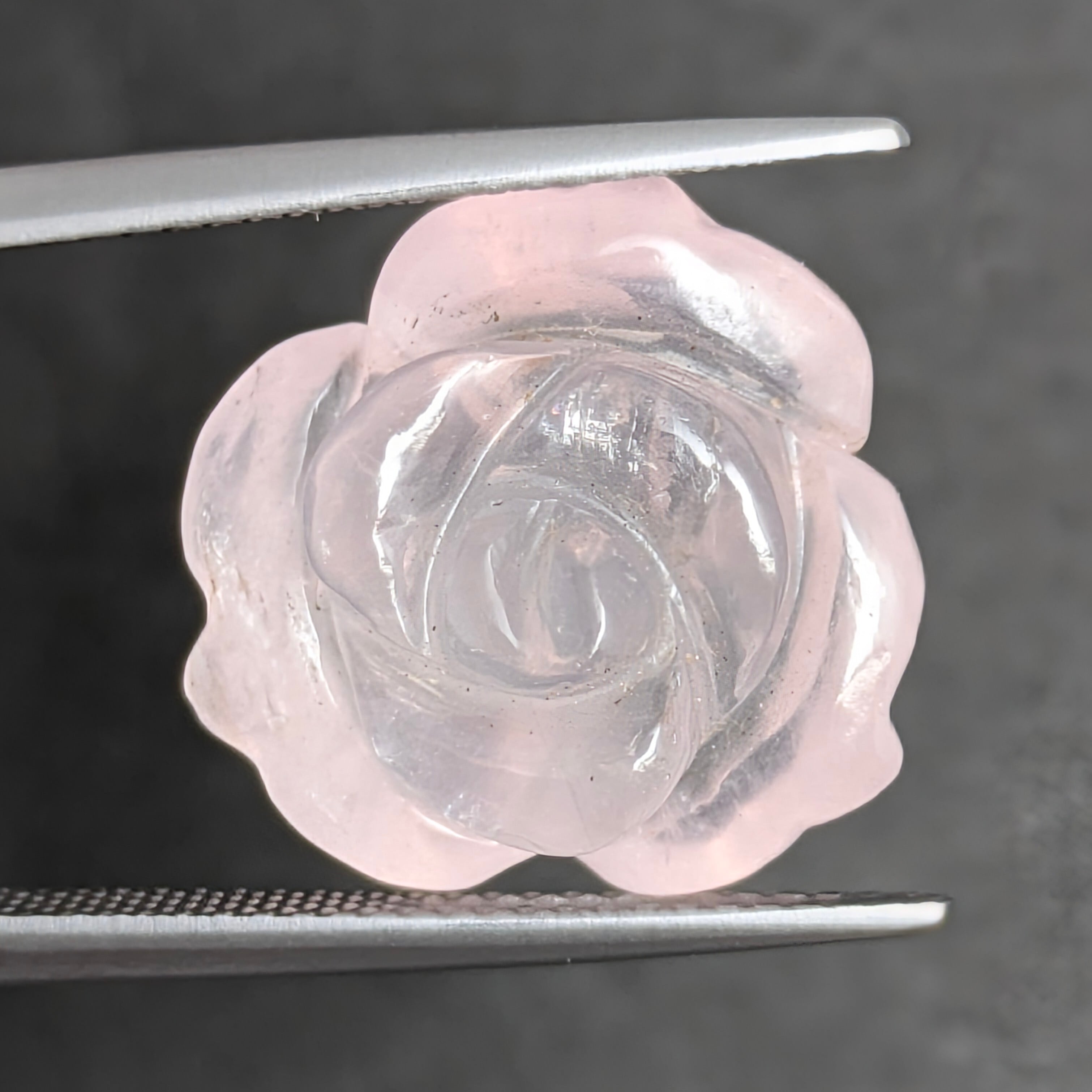 ローズクォーツ 彫刻（薔薇） ミャンマー産 【13.04ct】PRO208200