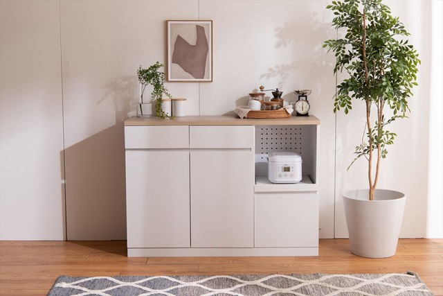 余計な装飾を省いたノイズレスデザインが大人な上品さを演出するキッチンカウンター