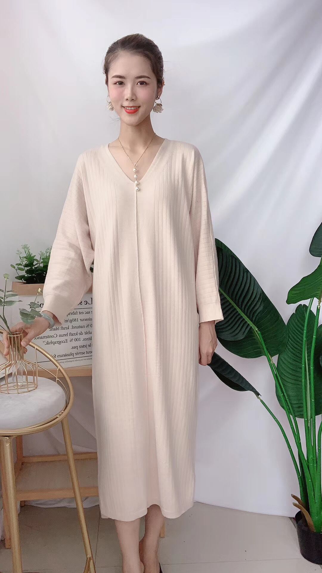 Vネックロングワンピース