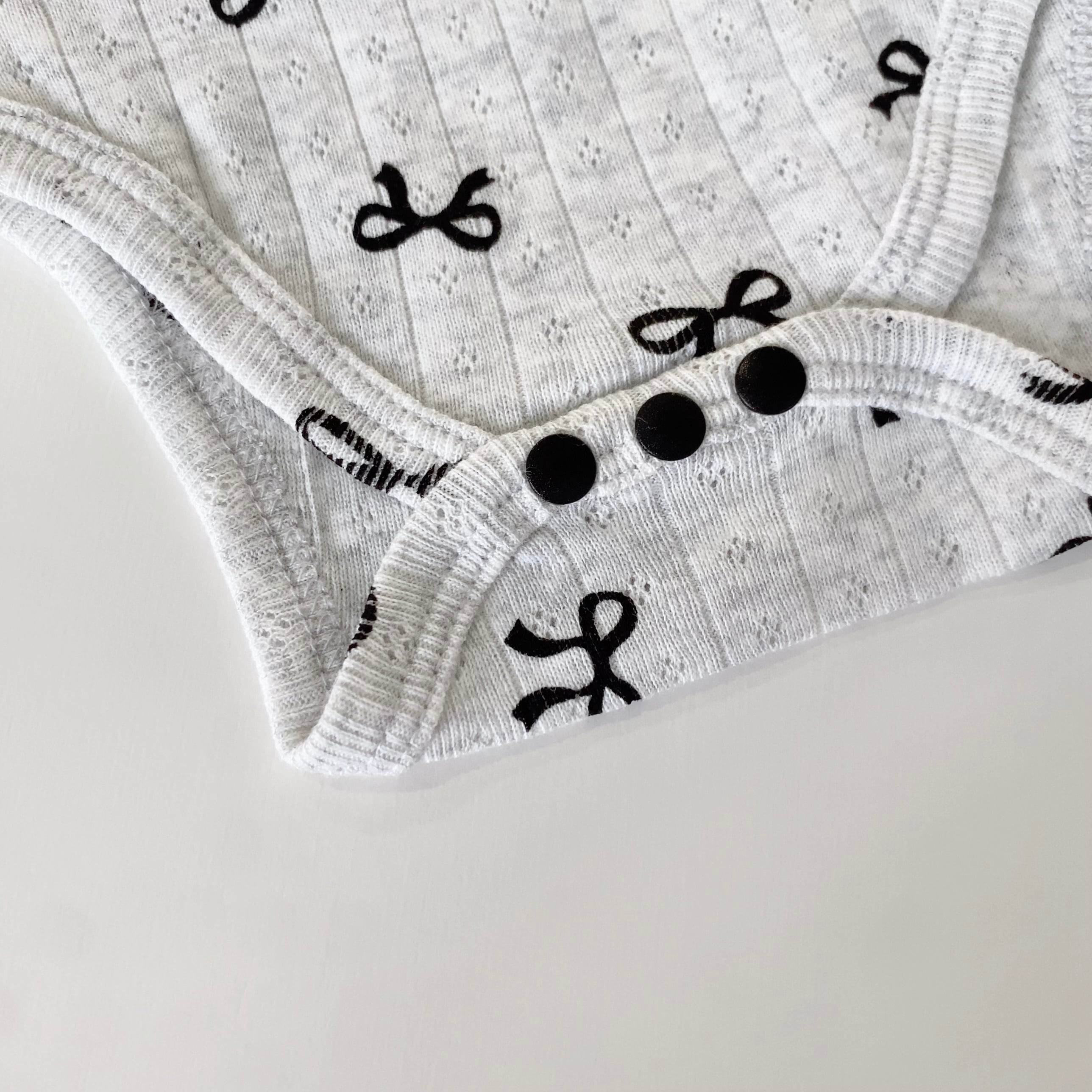 モノトーンリボンロンパース