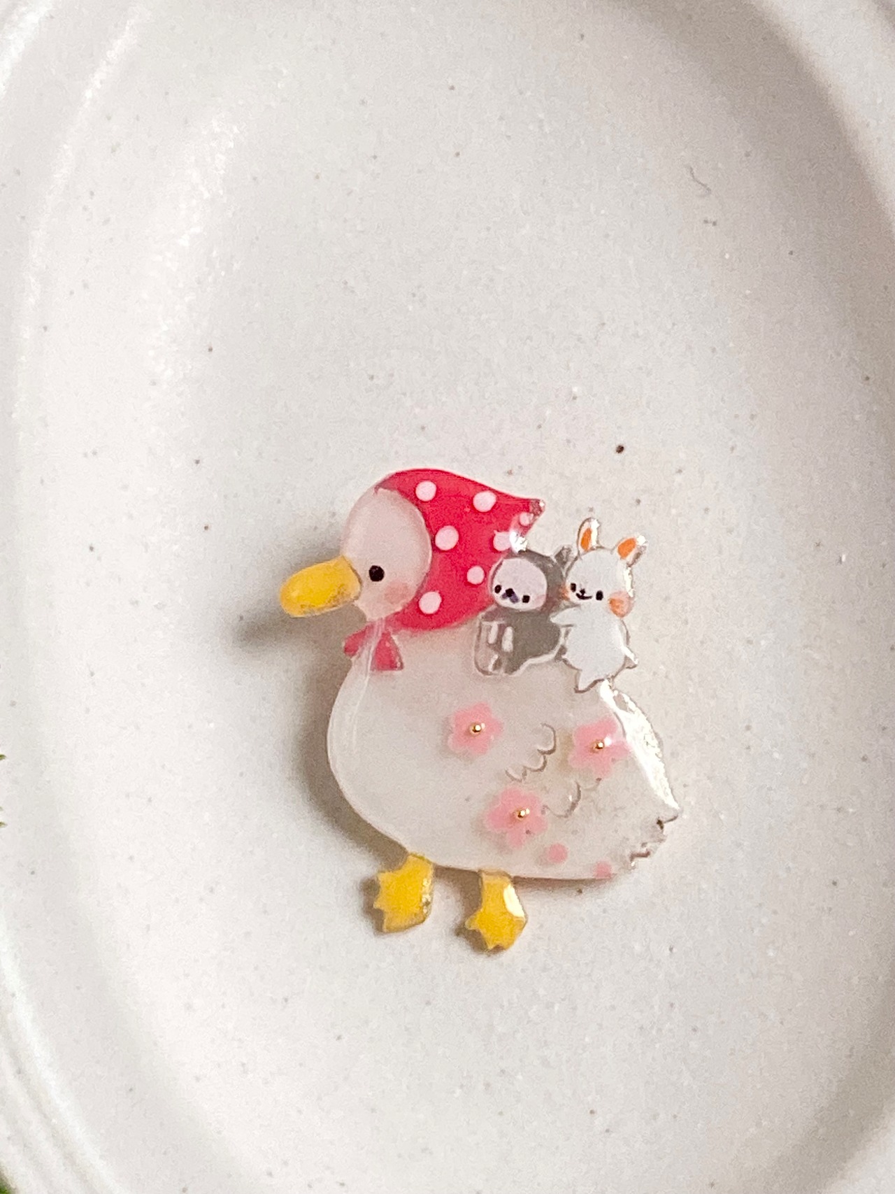 1番人気『オシャレあひるママ』ブローチ