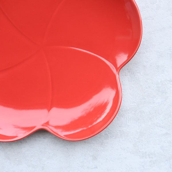 有田焼 赤釉ねじり梅型7寸盛皿 33-080 | MARUFUKU utsuwanohana