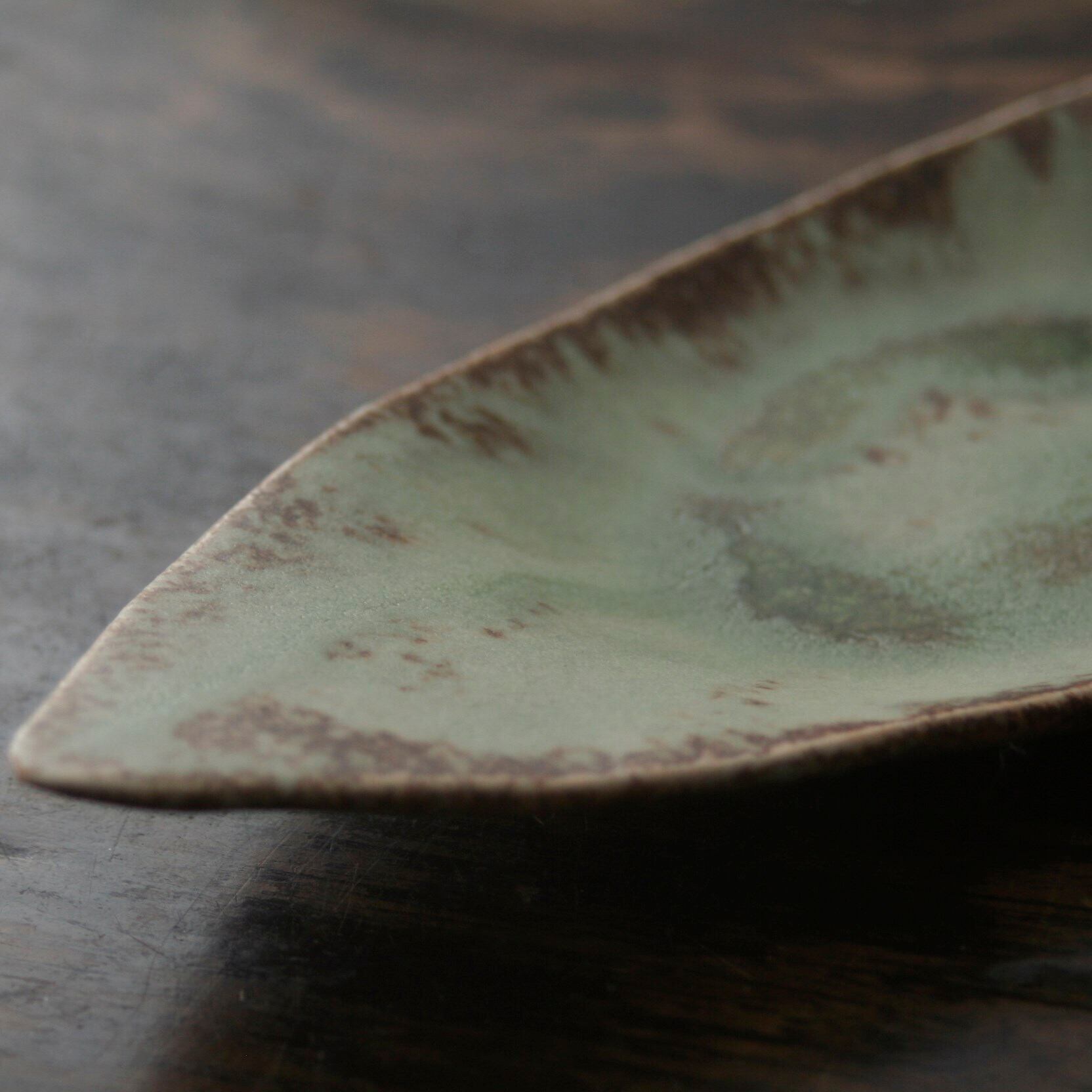 Leaf Plate 葉皿 もえぎ(幅26 cm) | TSUNE;田中恒子の器 オンラインストア
