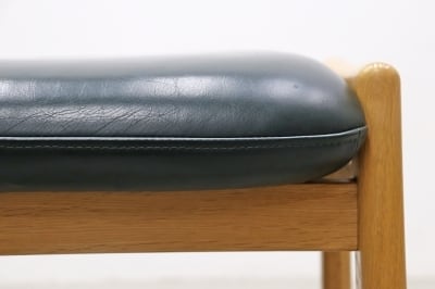 展示品 浜本工芸 No.2010 スツール オットマン オーク 本革 アイボリー 老舗家具メーカーHAMAMOTO(浜本工芸)のNo.4300 オーク材 スツールです